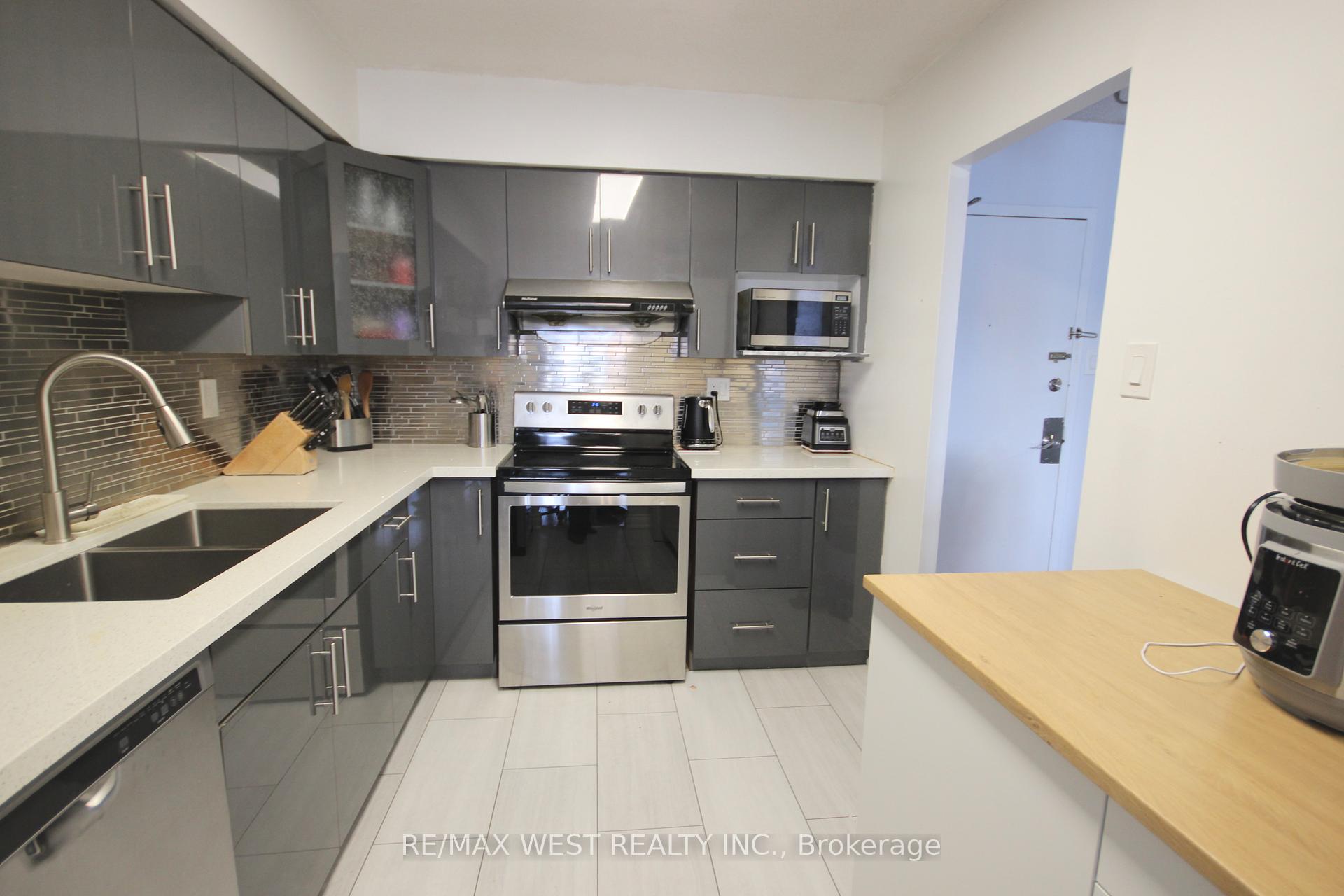 Photo 4 of Unit 801, 3380 Eglinton Avenue E, Scarborough, Scarborough Village — HOMEH