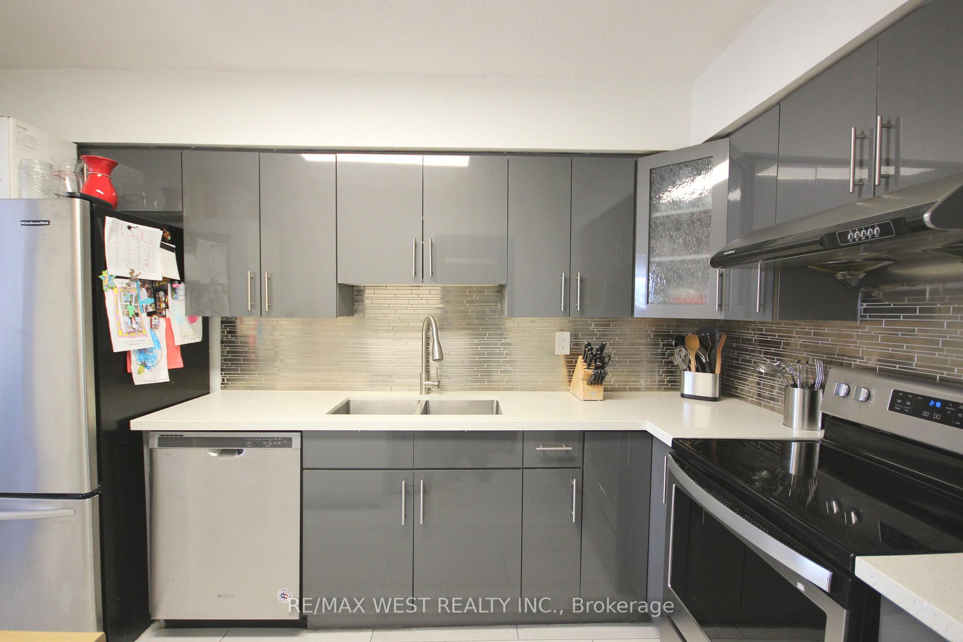 Photo 5 of Unit 801, 3380 Eglinton Avenue E, Scarborough, Scarborough Village — HOMEH