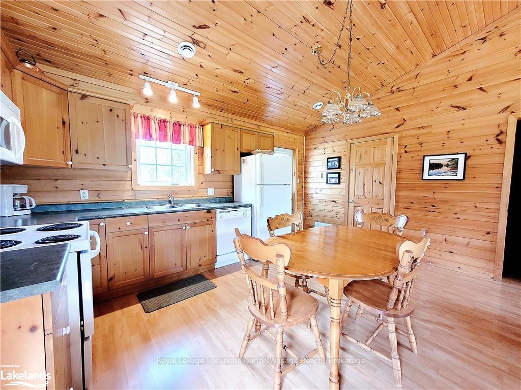 Photo 10 of 50 Cabin Crescent, Wasaga Beach — HOMEH