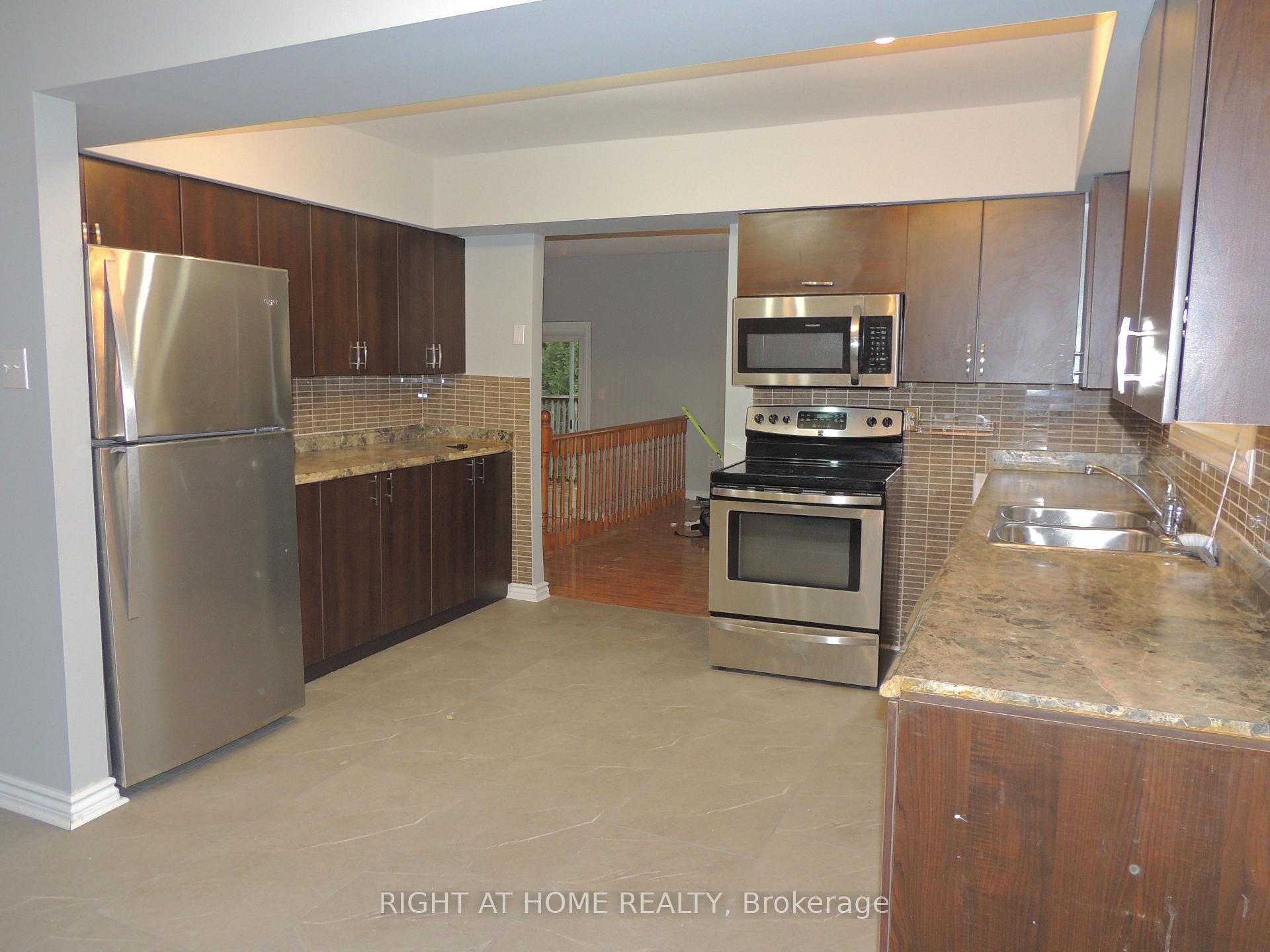 Photo 3 of 66 Bayview Drive, Barrie, Allandale — HOMEH