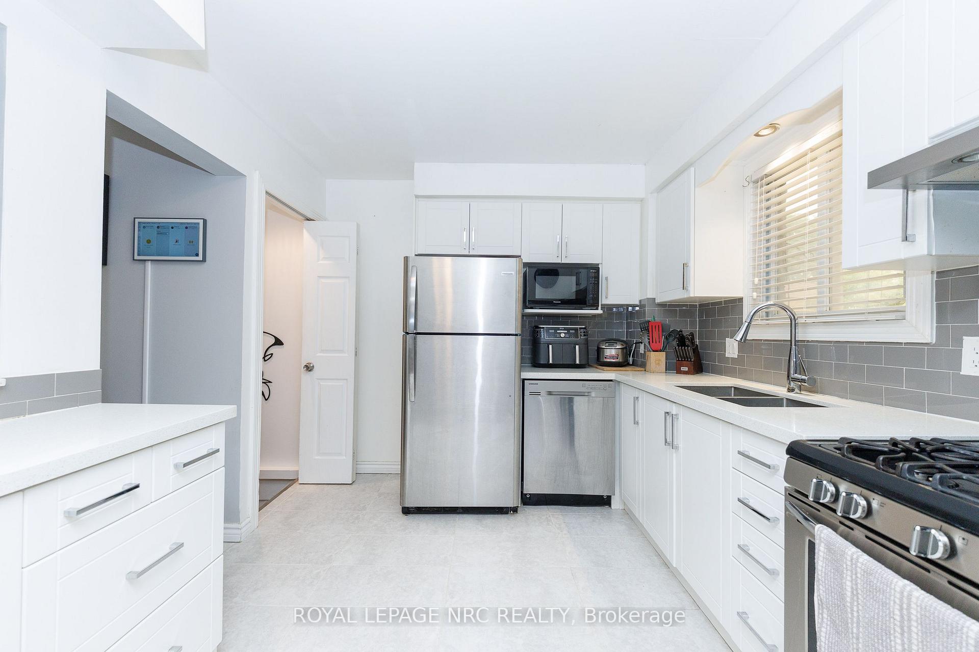 Photo 11 of 105 Ventura Drive, St. Catharines, Haig — HOMEH