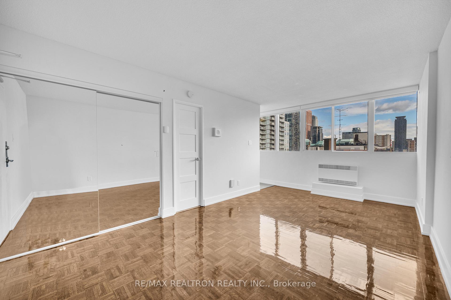 Photo 5 of Unit 2713, 33 Isabella Street, Toronto, Church-Yonge Corridor — HOMEH