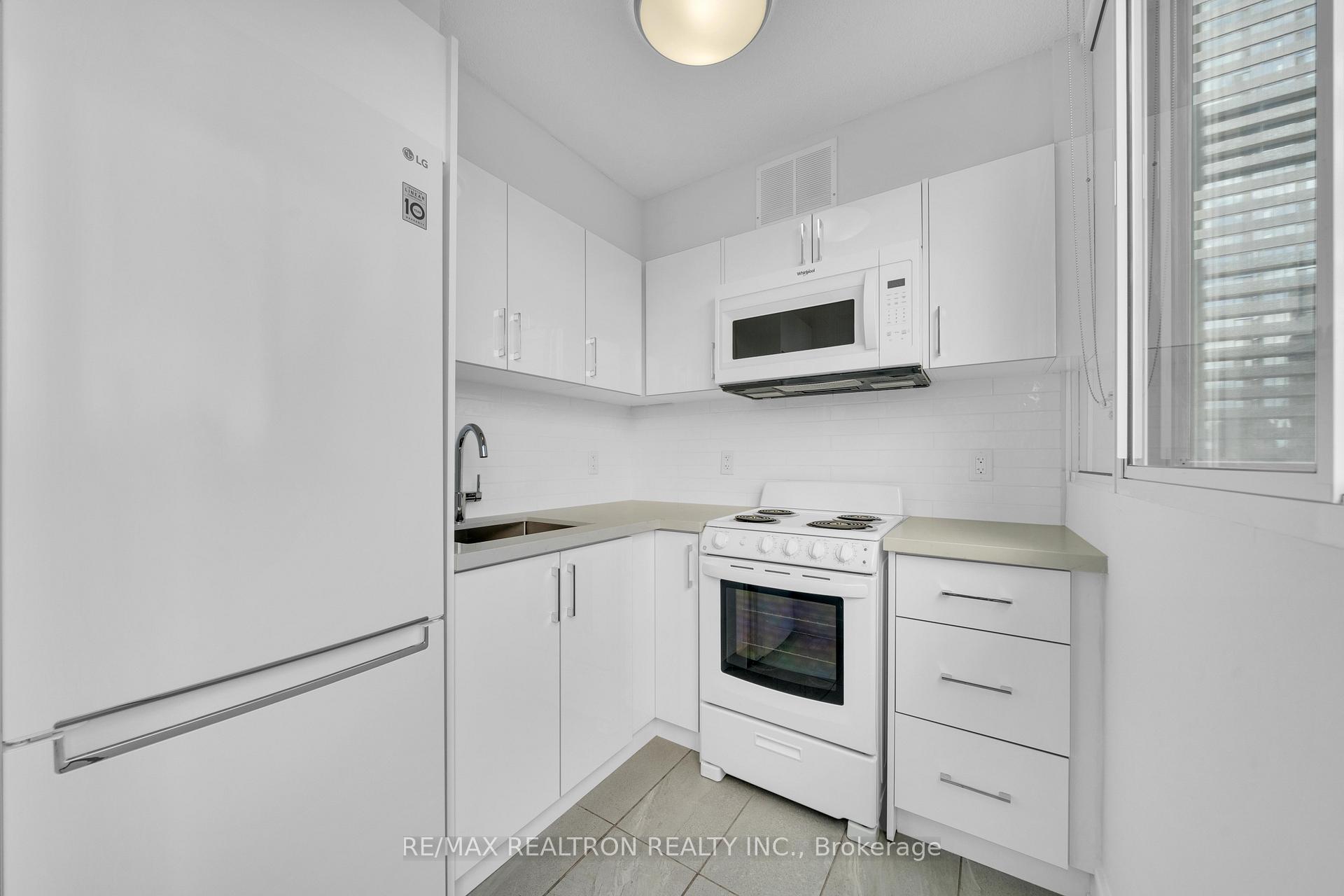 Photo 9 of Unit 2713, 33 Isabella Street, Toronto, Church-Yonge Corridor — HOMEH