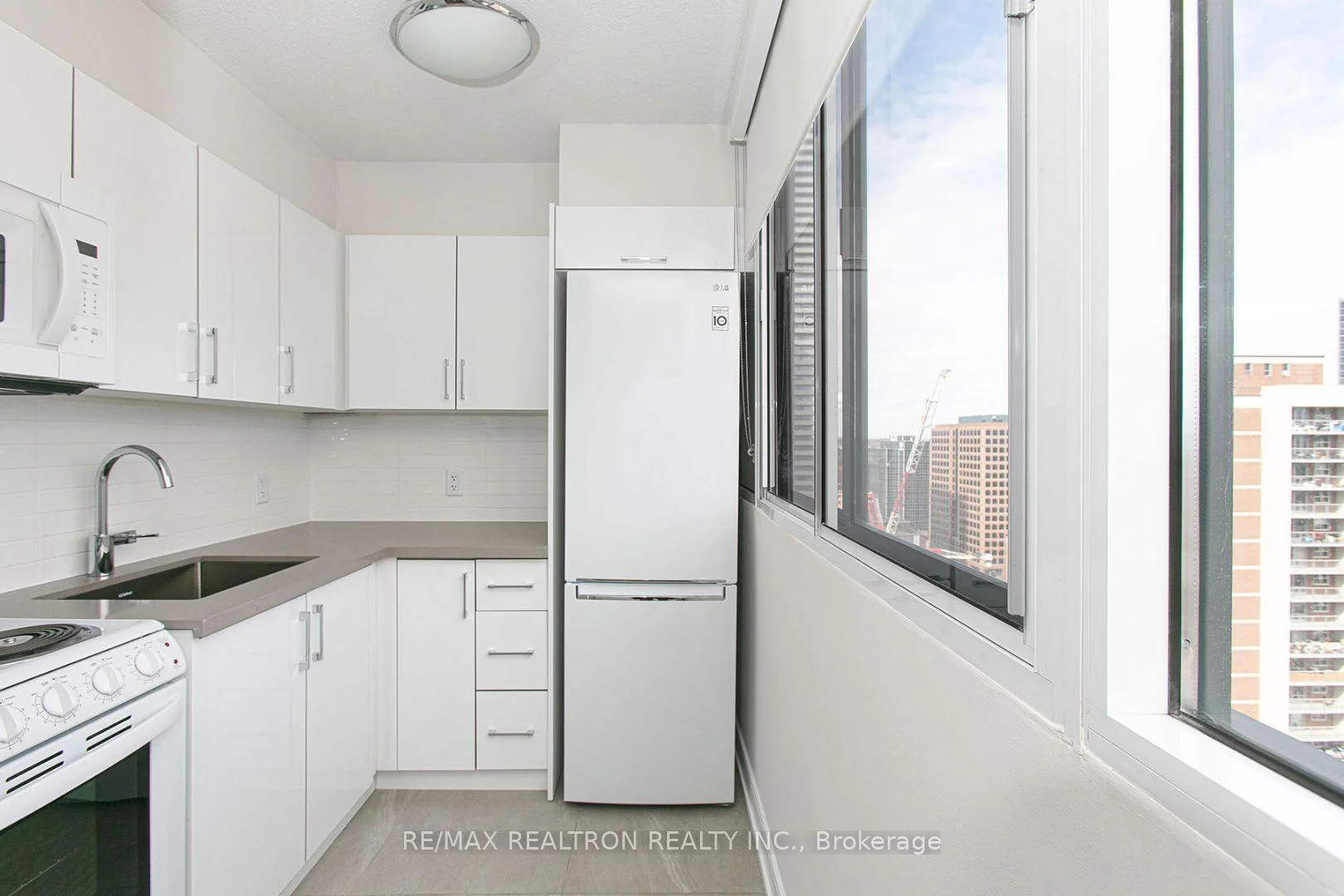 Photo 4 of Unit 2713, 33 Isabella Street, Toronto, Church-Yonge Corridor — HOMEH