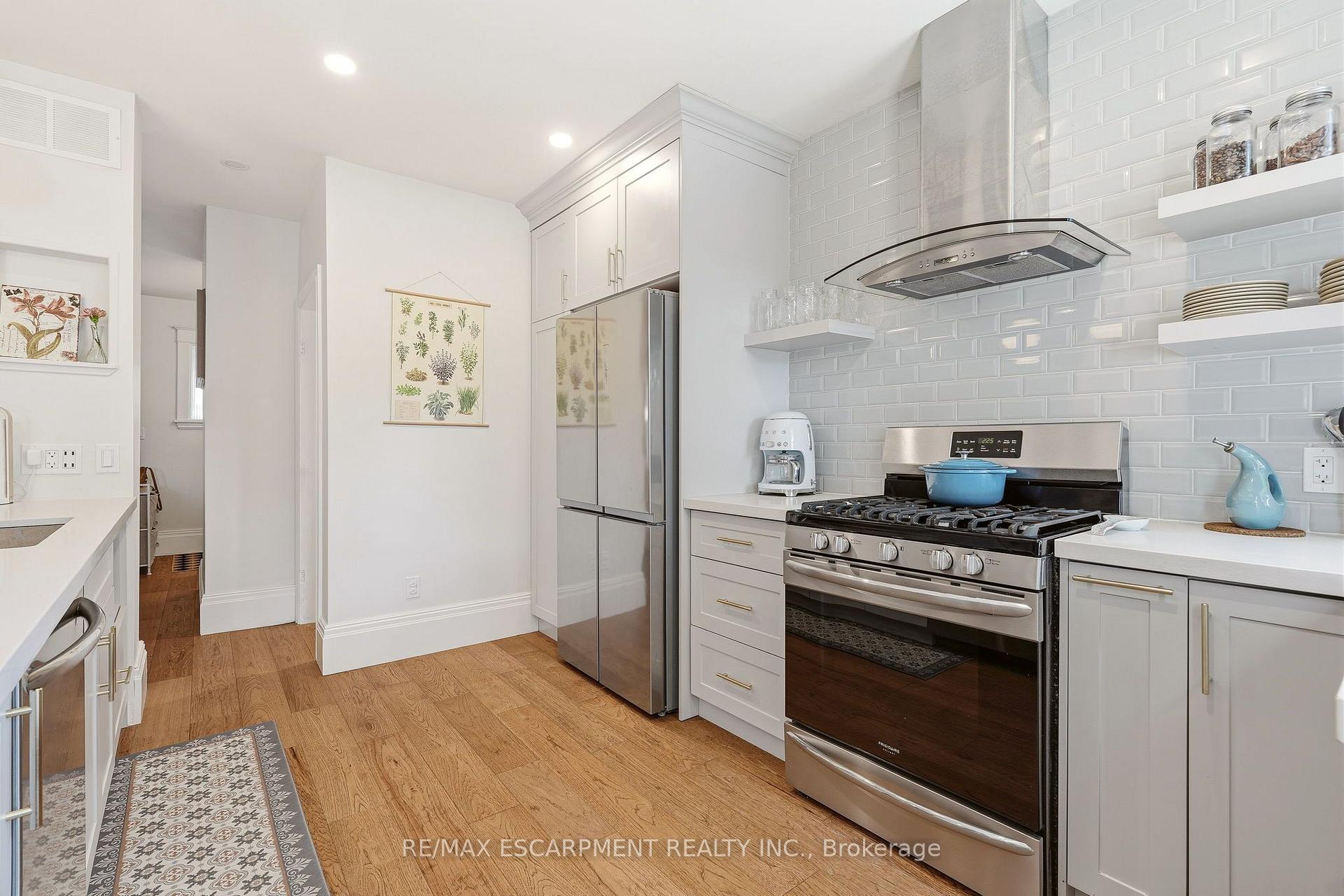 Photo 4 of 92 Province Street, Hamilton, Delta — HOMEH