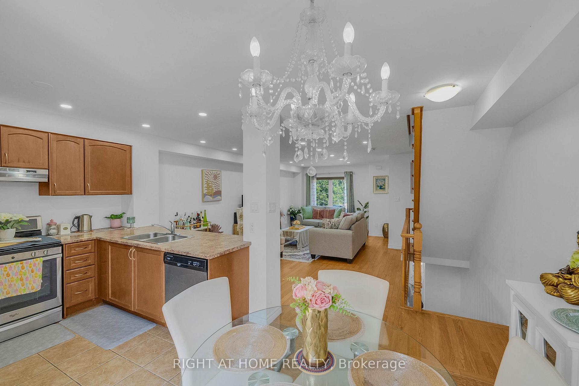 Photo 16 of 8 Kenridge Terrace, Hamilton, Stoney Creek Mountain — HOMEH