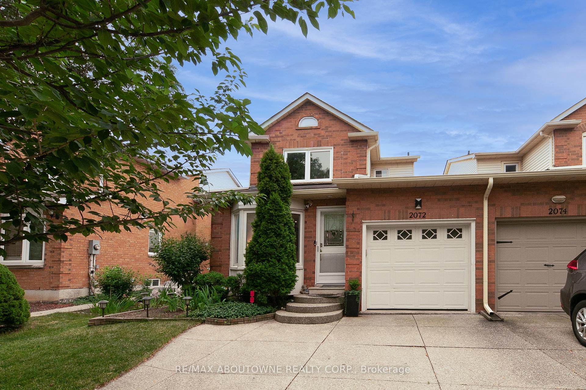 Front of 2072 Glenada Crescent