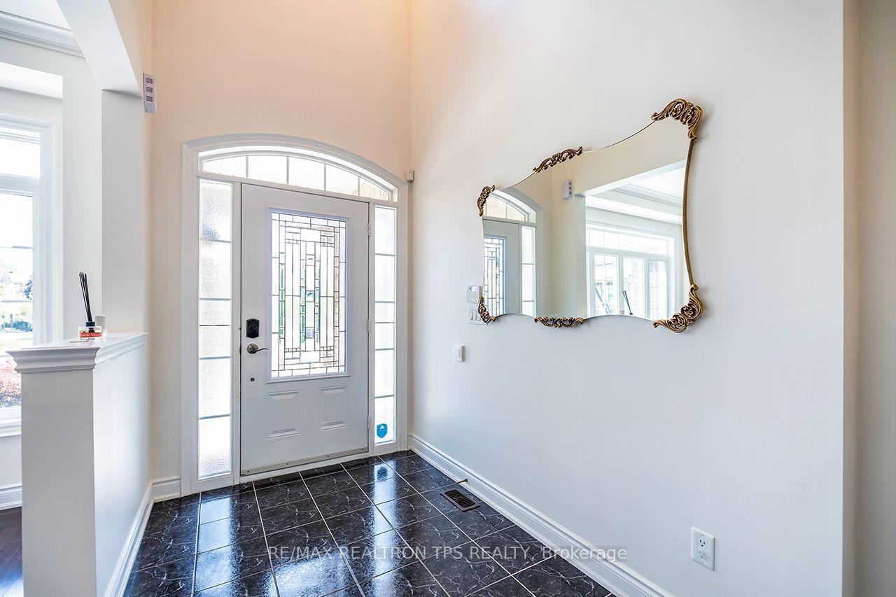 Photo 3 of 555 Kingsfield Loop, Oshawa, Samac — HOMEH