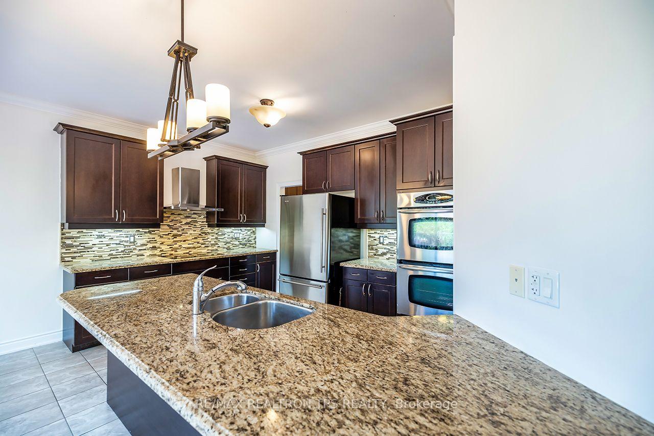 Photo 7 of 555 Kingsfield Loop, Oshawa, Samac — HOMEH