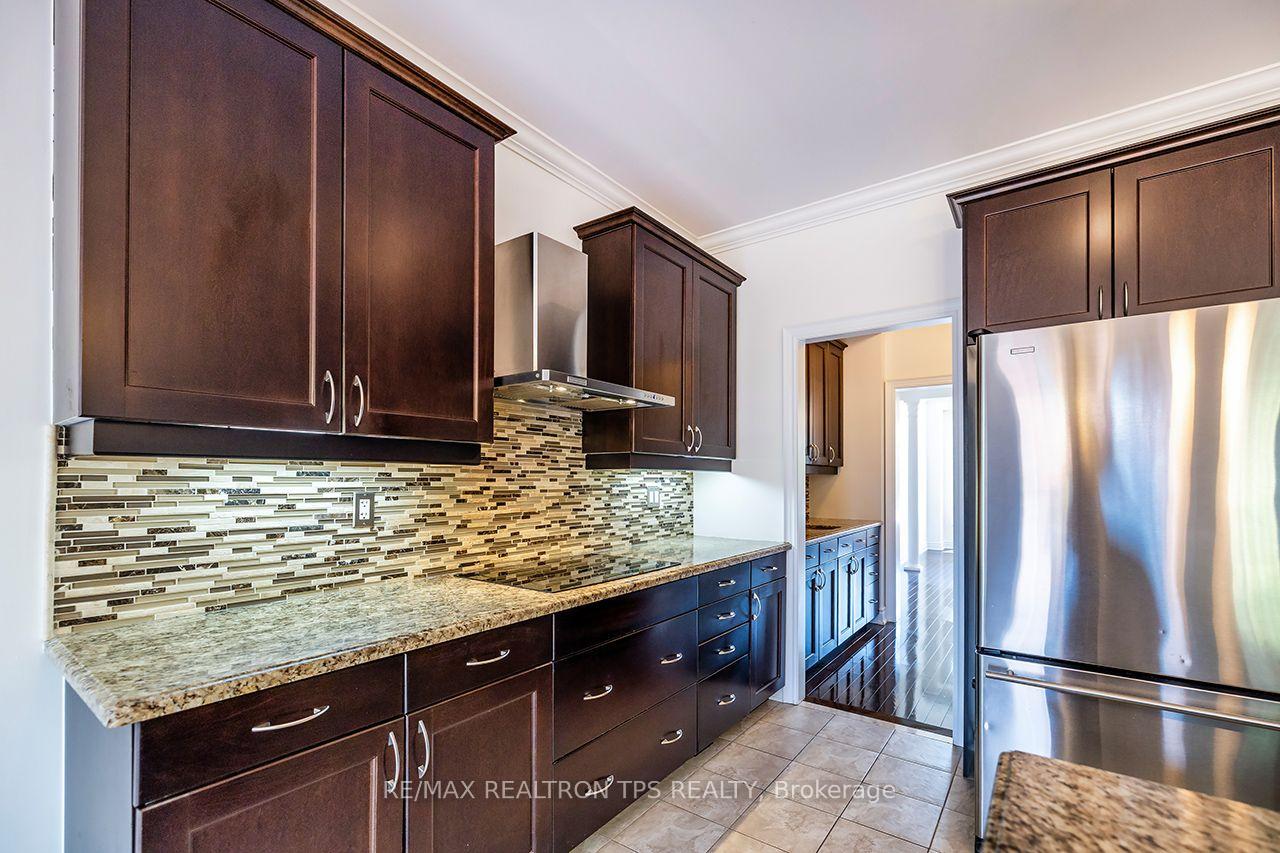 Photo 8 of 555 Kingsfield Loop, Oshawa, Samac — HOMEH