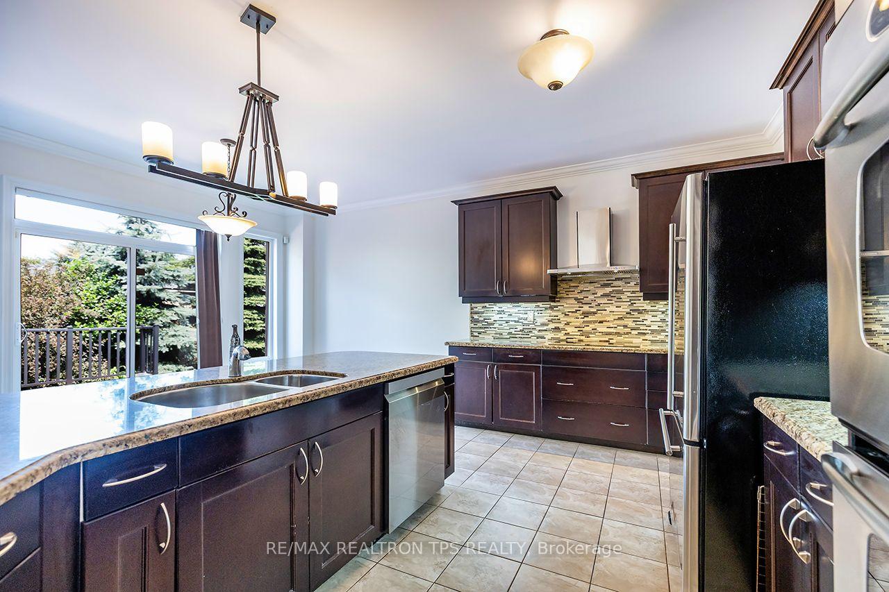 Photo 9 of 555 Kingsfield Loop, Oshawa, Samac — HOMEH