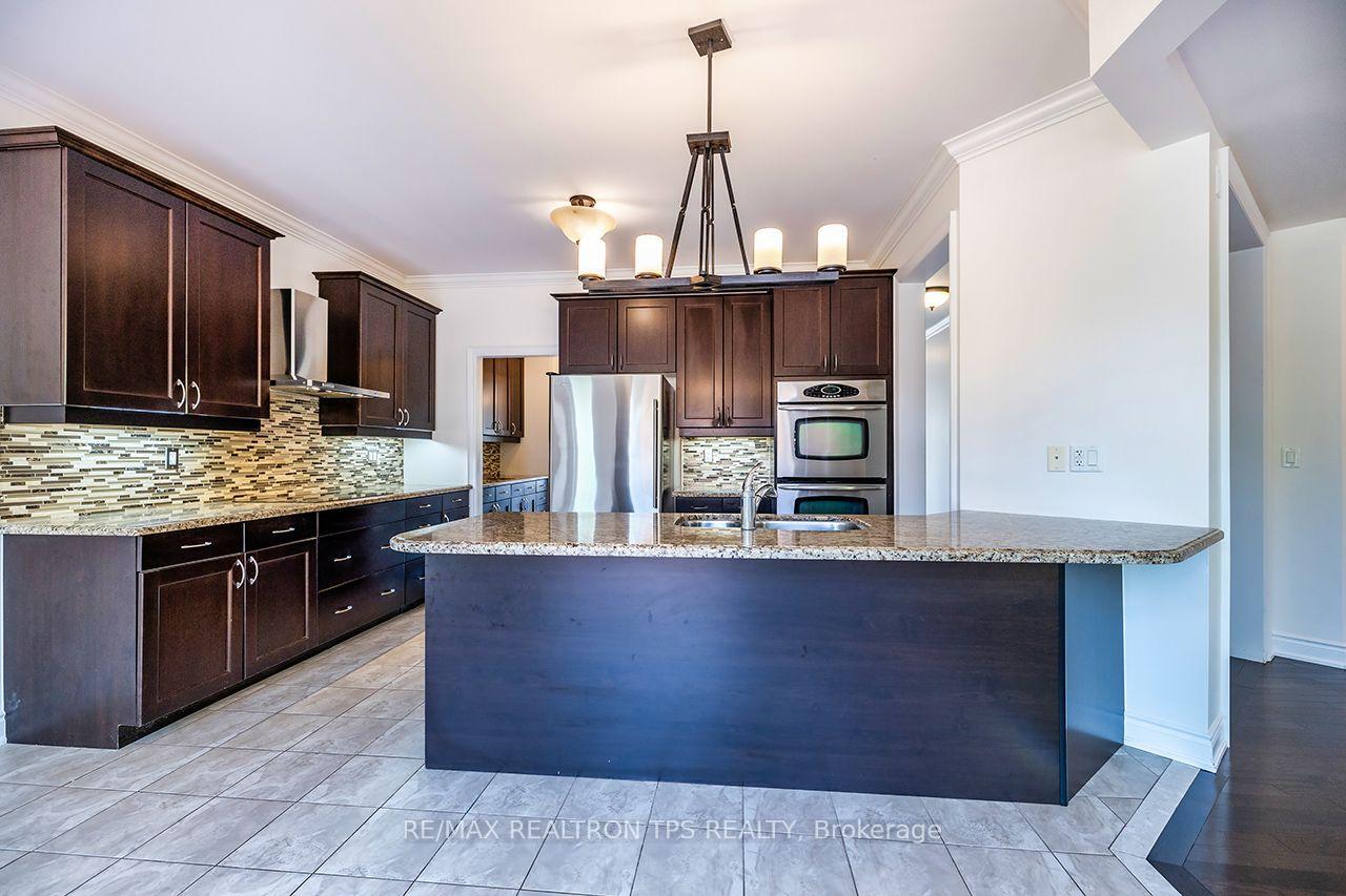 Photo 10 of 555 Kingsfield Loop, Oshawa, Samac — HOMEH