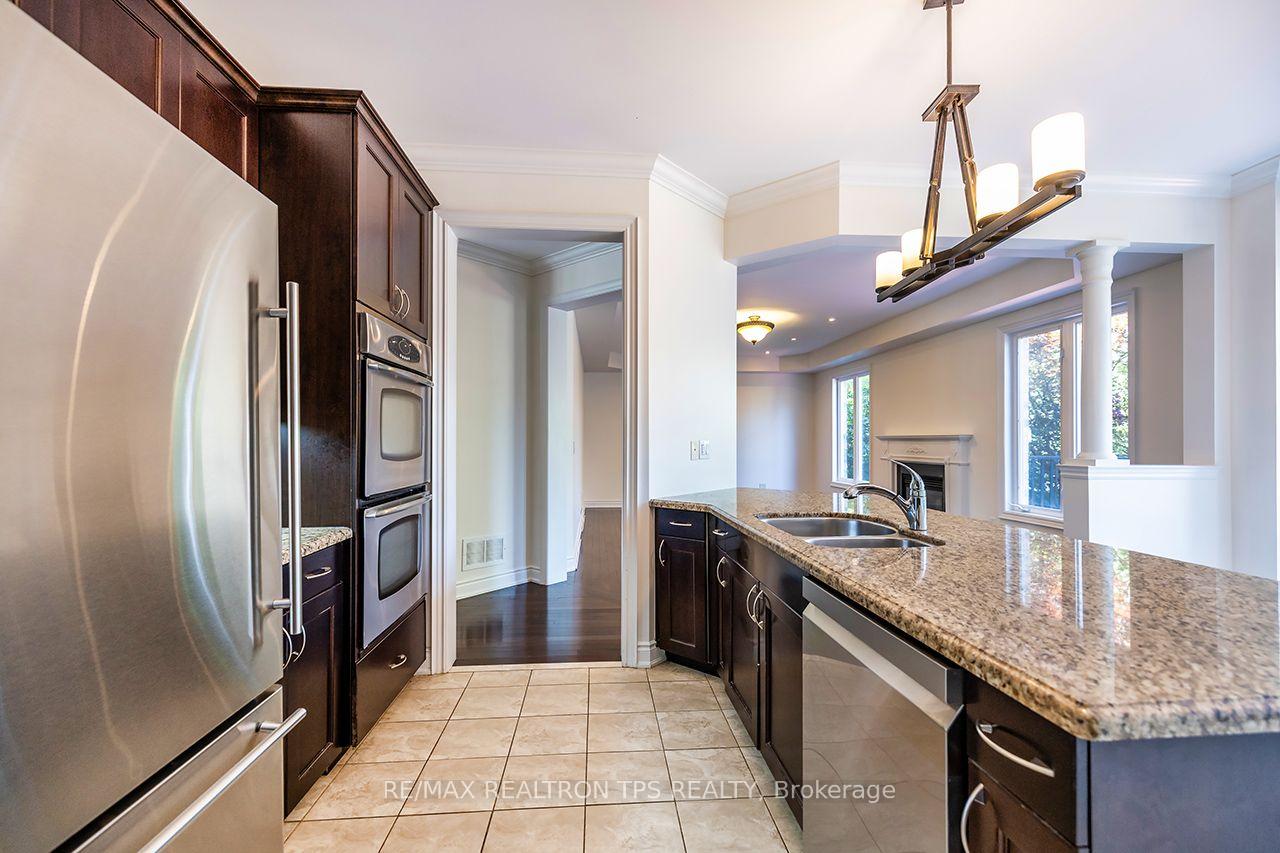 Photo 11 of 555 Kingsfield Loop, Oshawa, Samac — HOMEH