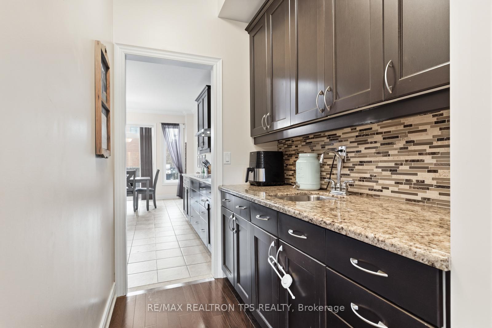 Photo 14 of 555 Kingsfield Loop, Oshawa, Samac — HOMEH