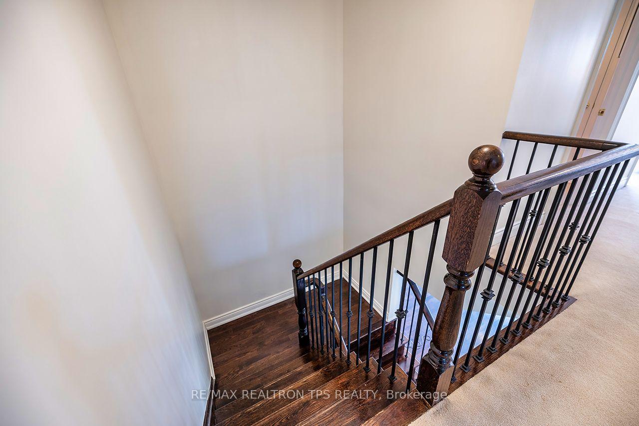 Photo 18 of 555 Kingsfield Loop, Oshawa, Samac — HOMEH