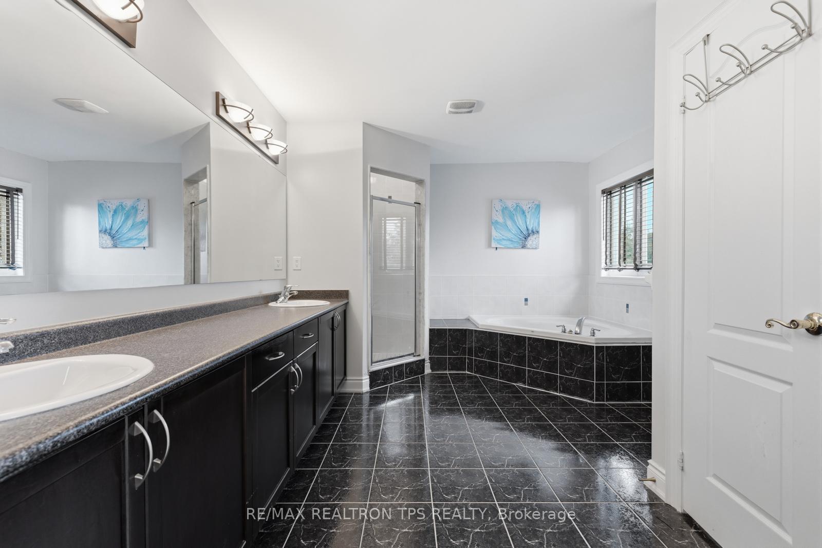 Photo 21 of 555 Kingsfield Loop, Oshawa, Samac — HOMEH