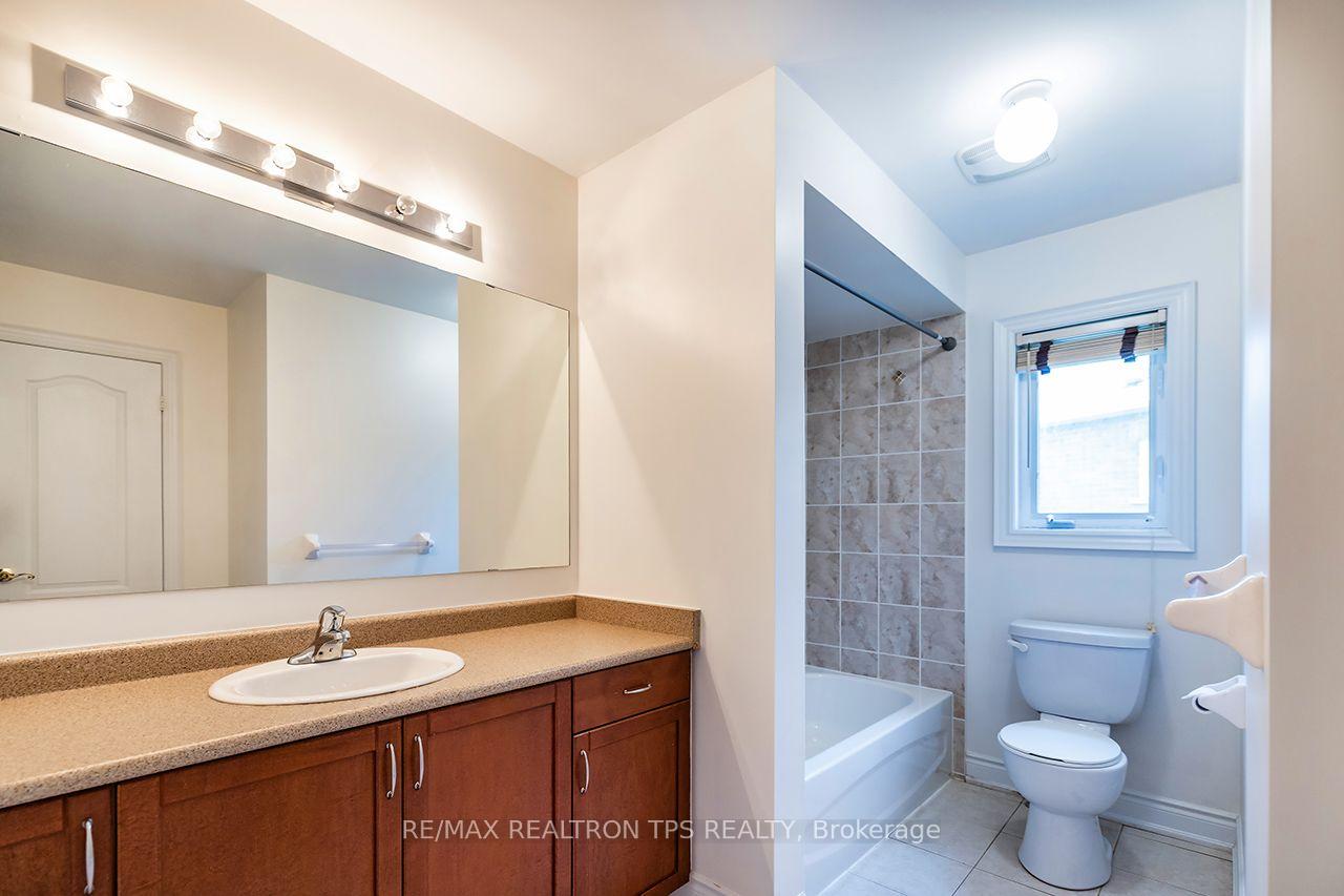 Photo 26 of 555 Kingsfield Loop, Oshawa, Samac — HOMEH