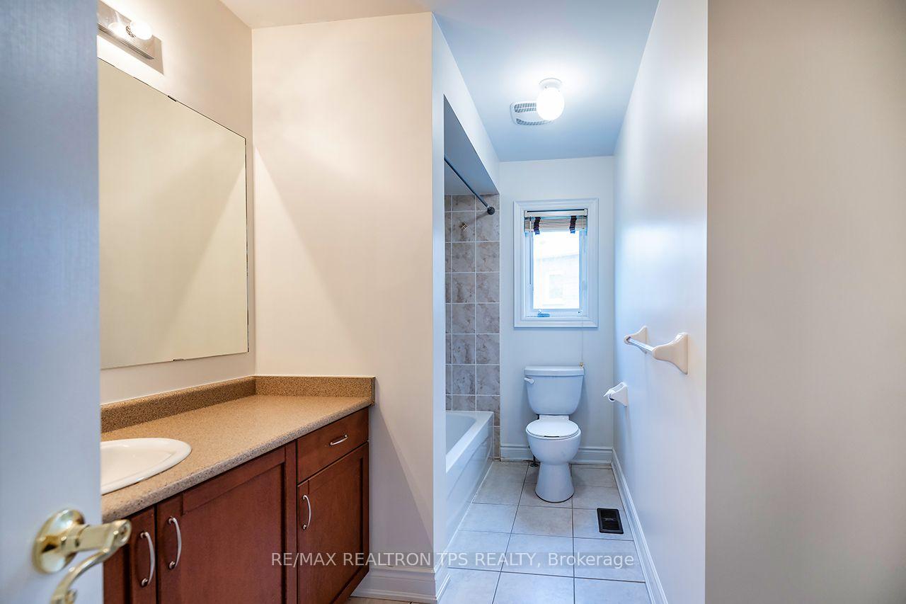 Photo 27 of 555 Kingsfield Loop, Oshawa, Samac — HOMEH