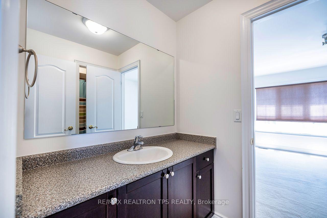 Photo 29 of 555 Kingsfield Loop, Oshawa, Samac — HOMEH