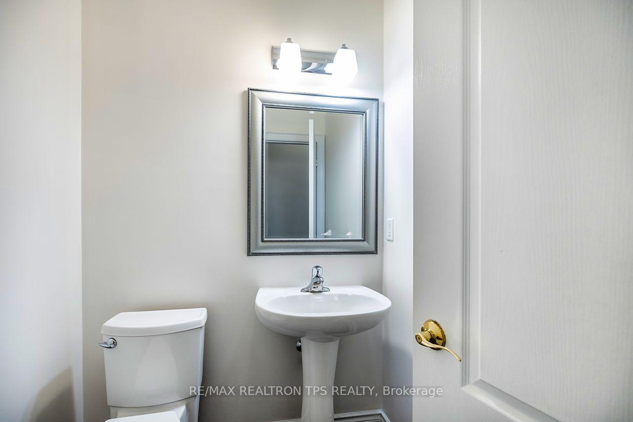 Photo 32 of 555 Kingsfield Loop, Oshawa, Samac — HOMEH