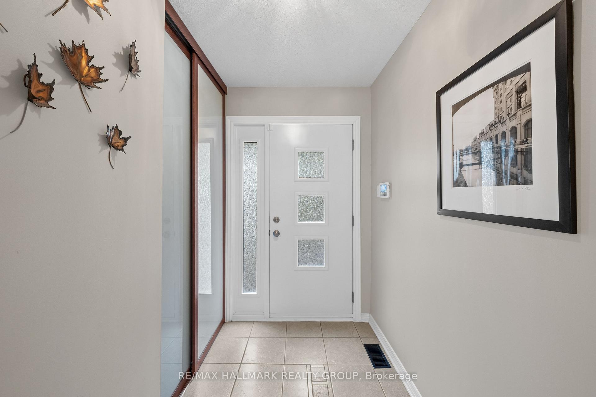 Photo 3 of 44 Dunbarton Court, Ottawa, Cardinal Glen — HOMEH