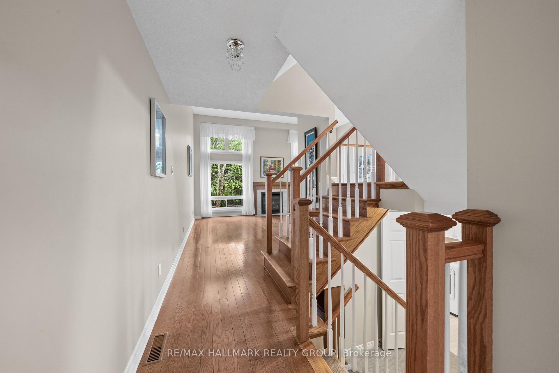 Photo 5 of 44 Dunbarton Court, Ottawa, Cardinal Glen — HOMEH