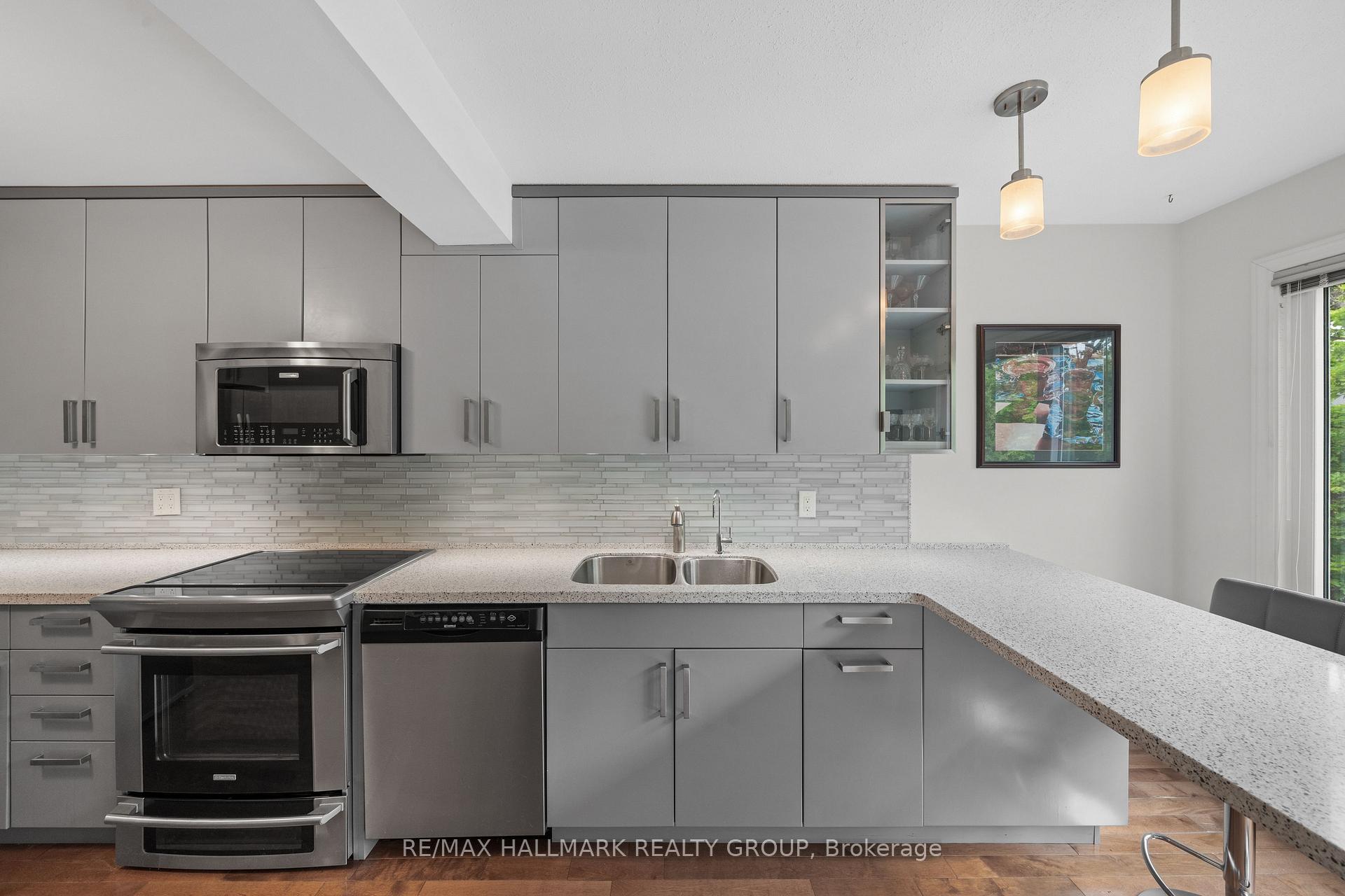Photo 17 of 44 Dunbarton Court, Ottawa, Cardinal Glen — HOMEH