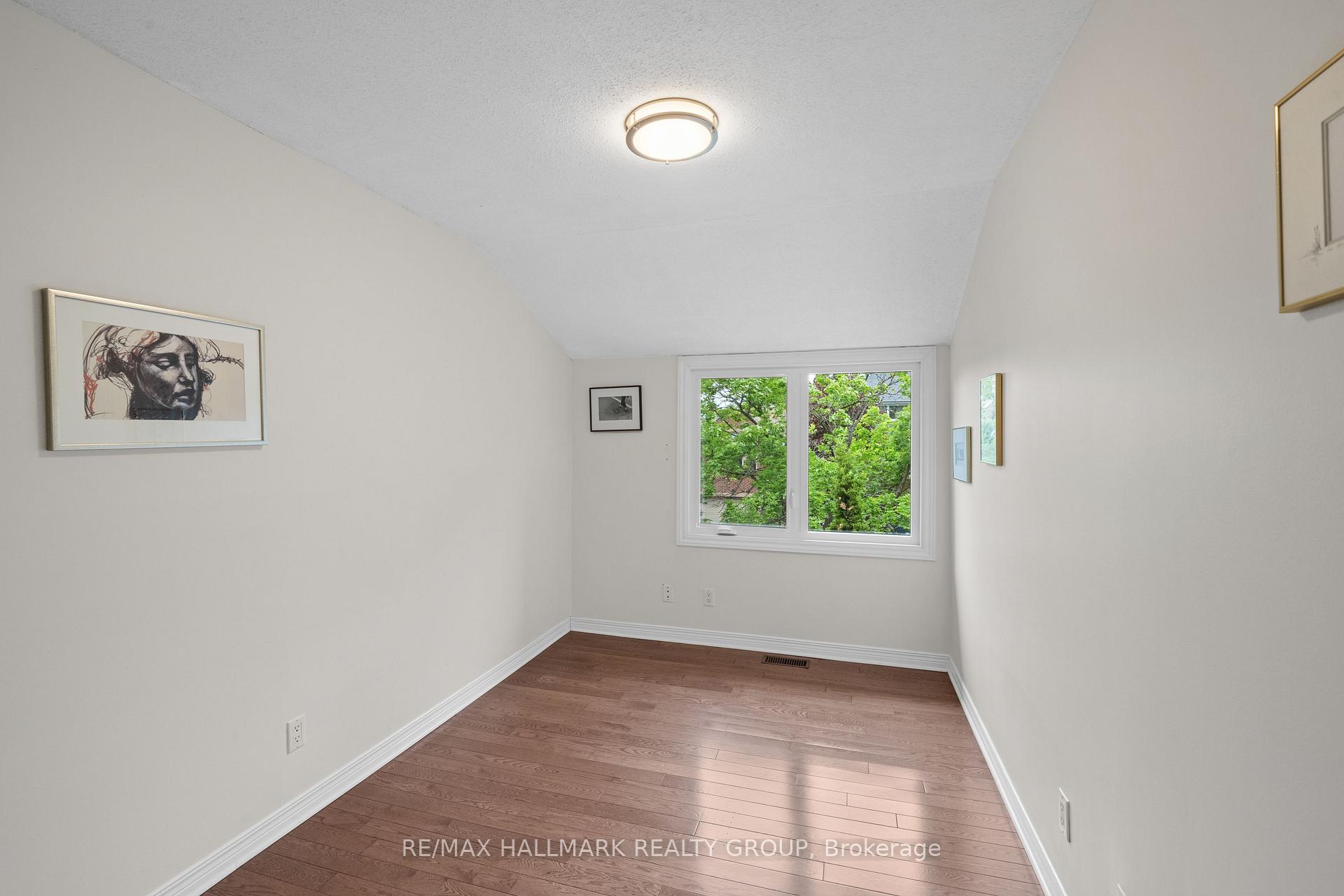 Photo 19 of 44 Dunbarton Court, Ottawa, Cardinal Glen — HOMEH