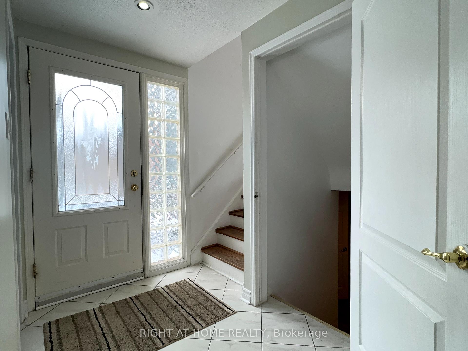 Photo 3 of 92 Vista Drive, Mississauga, Streetsville — HOMEH