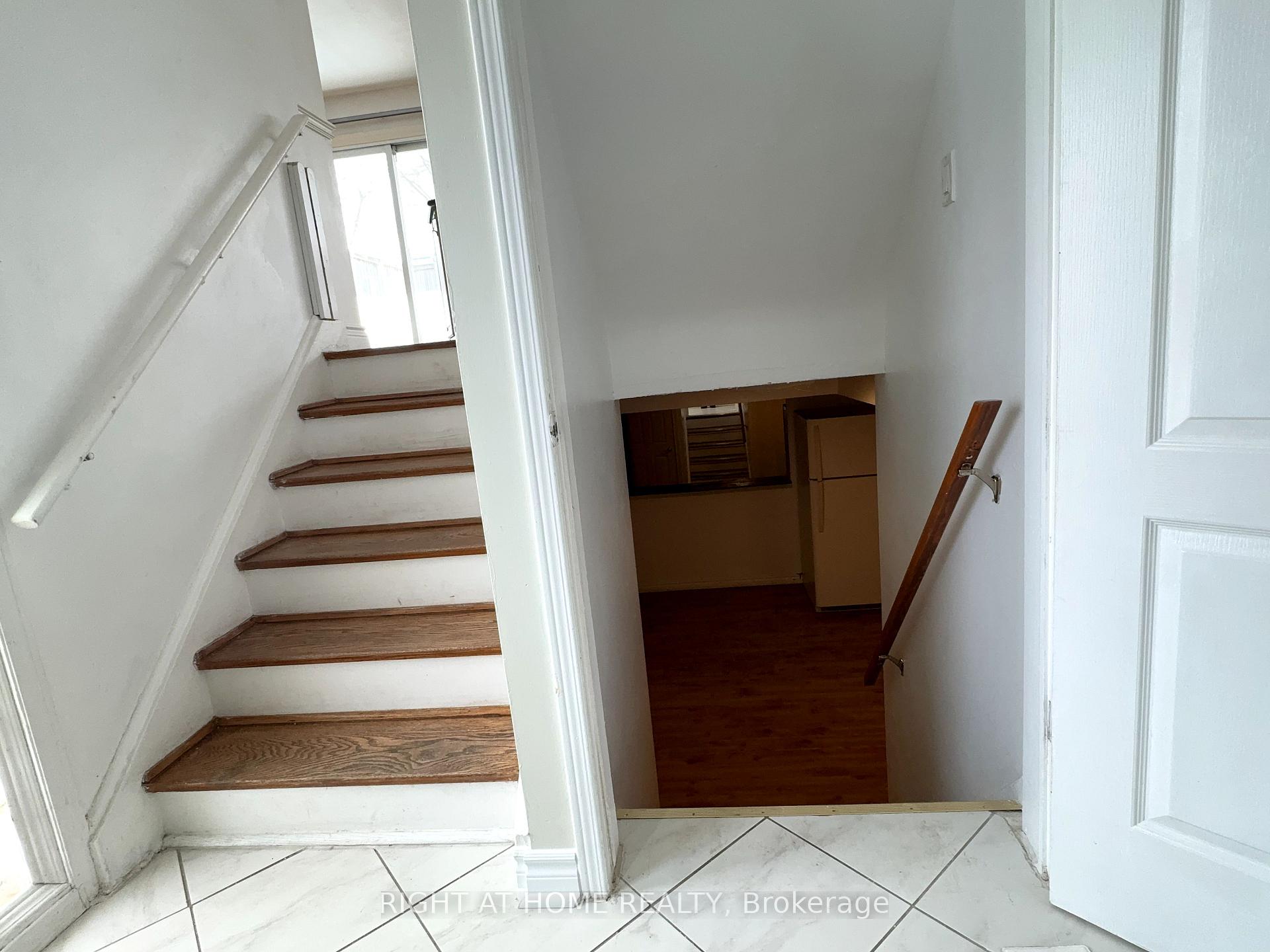 Photo 4 of 92 Vista Drive, Mississauga, Streetsville — HOMEH