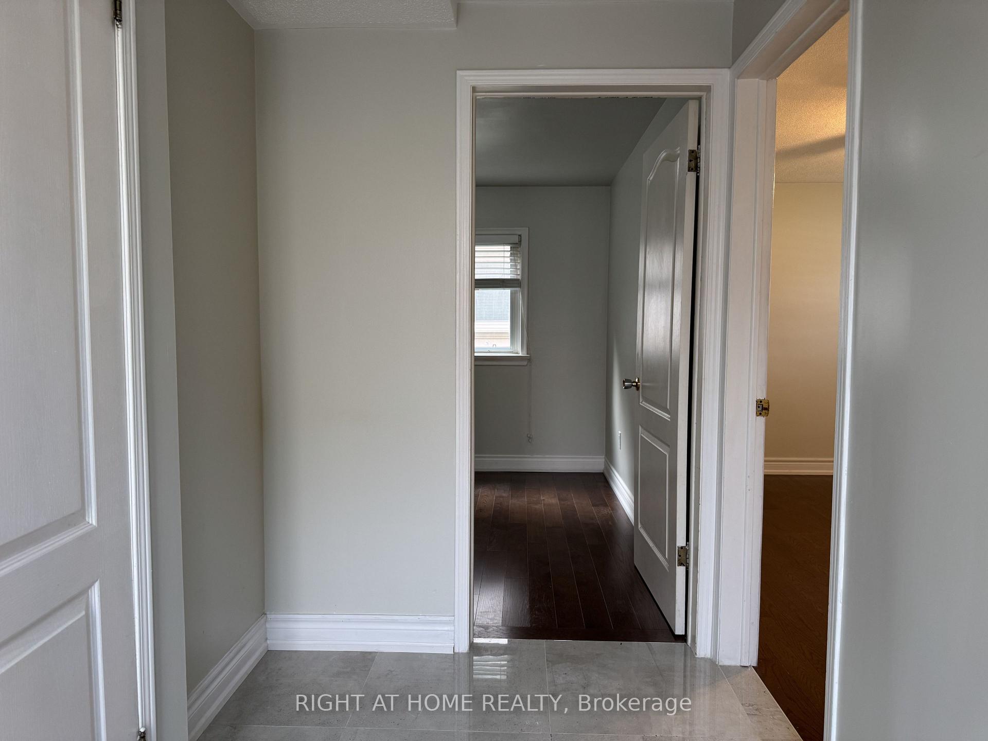 Photo 5 of 92 Vista Drive, Mississauga, Streetsville — HOMEH