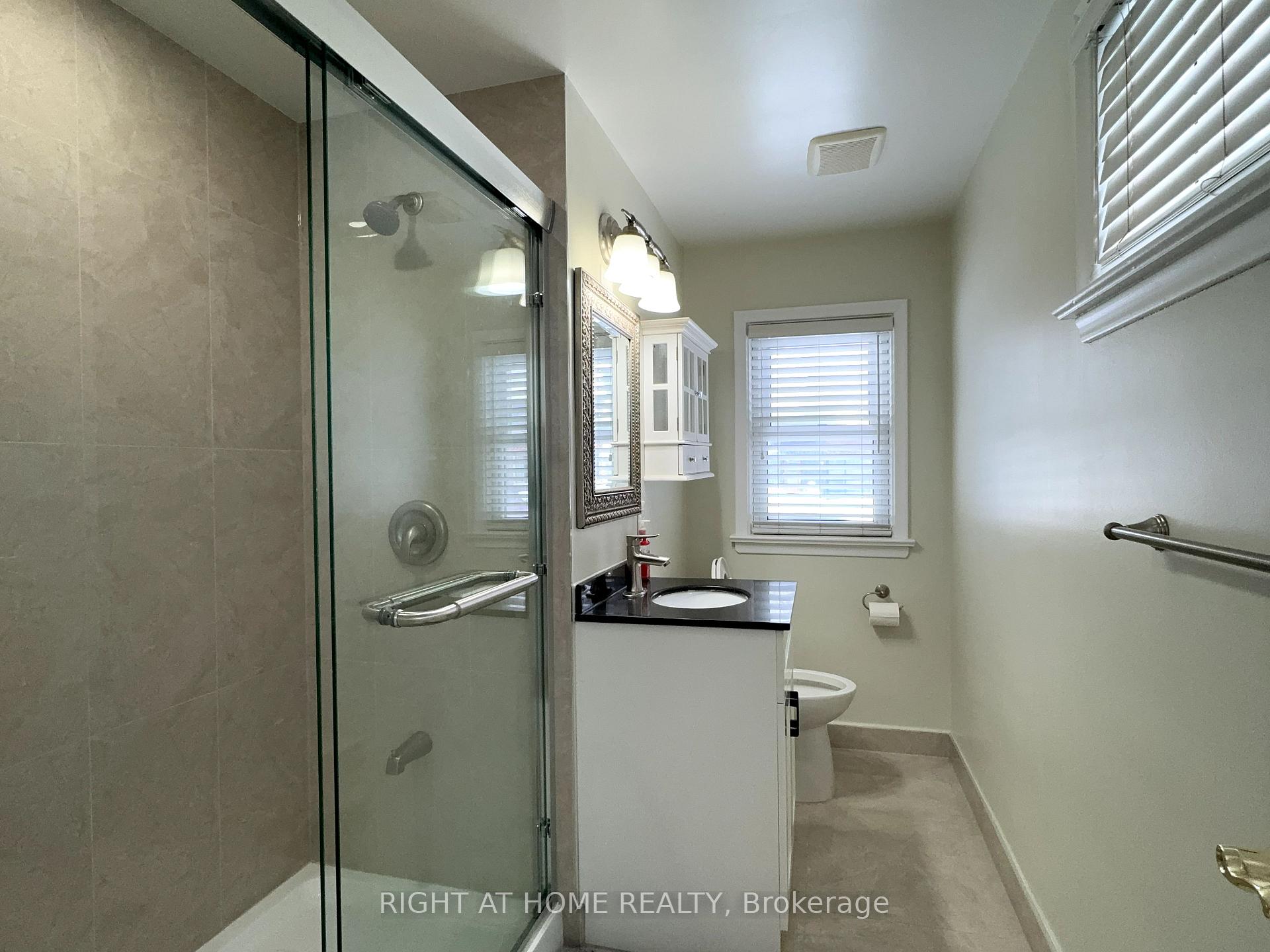Photo 10 of 92 Vista Drive, Mississauga, Streetsville — HOMEH