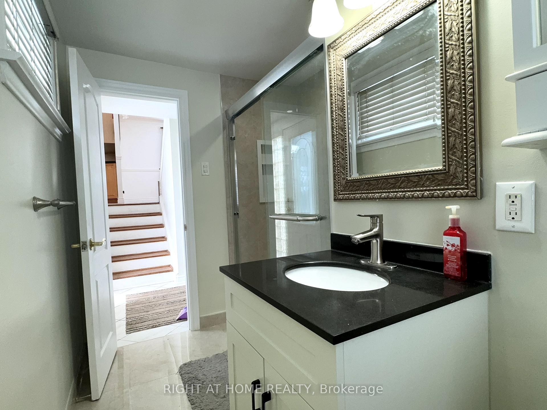 Photo 11 of 92 Vista Drive, Mississauga, Streetsville — HOMEH
