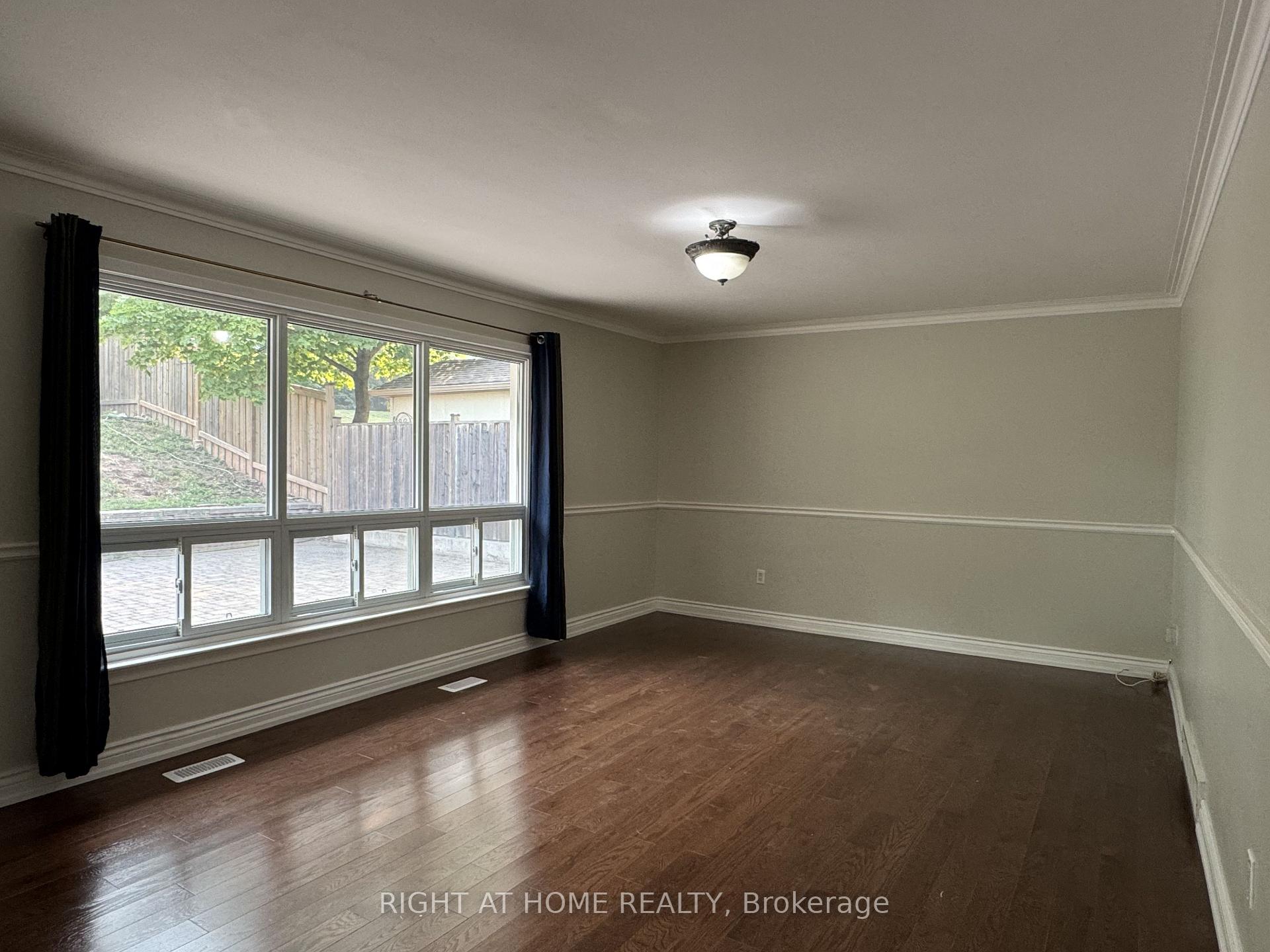 Photo 12 of 92 Vista Drive, Mississauga, Streetsville — HOMEH