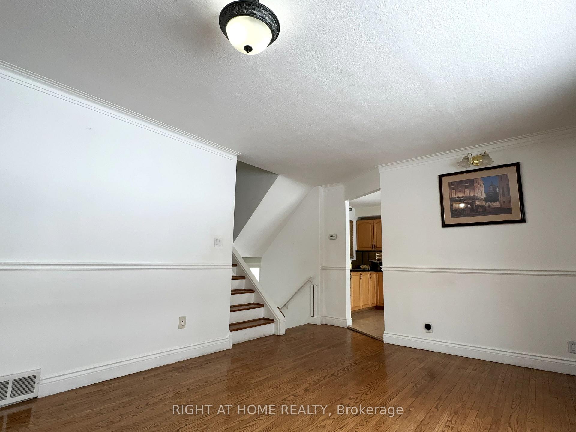 Photo 13 of 92 Vista Drive, Mississauga, Streetsville — HOMEH