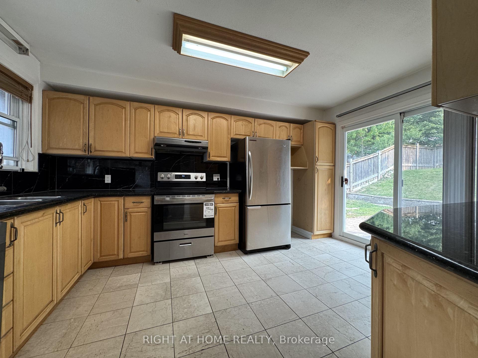 Photo 14 of 92 Vista Drive, Mississauga, Streetsville — HOMEH