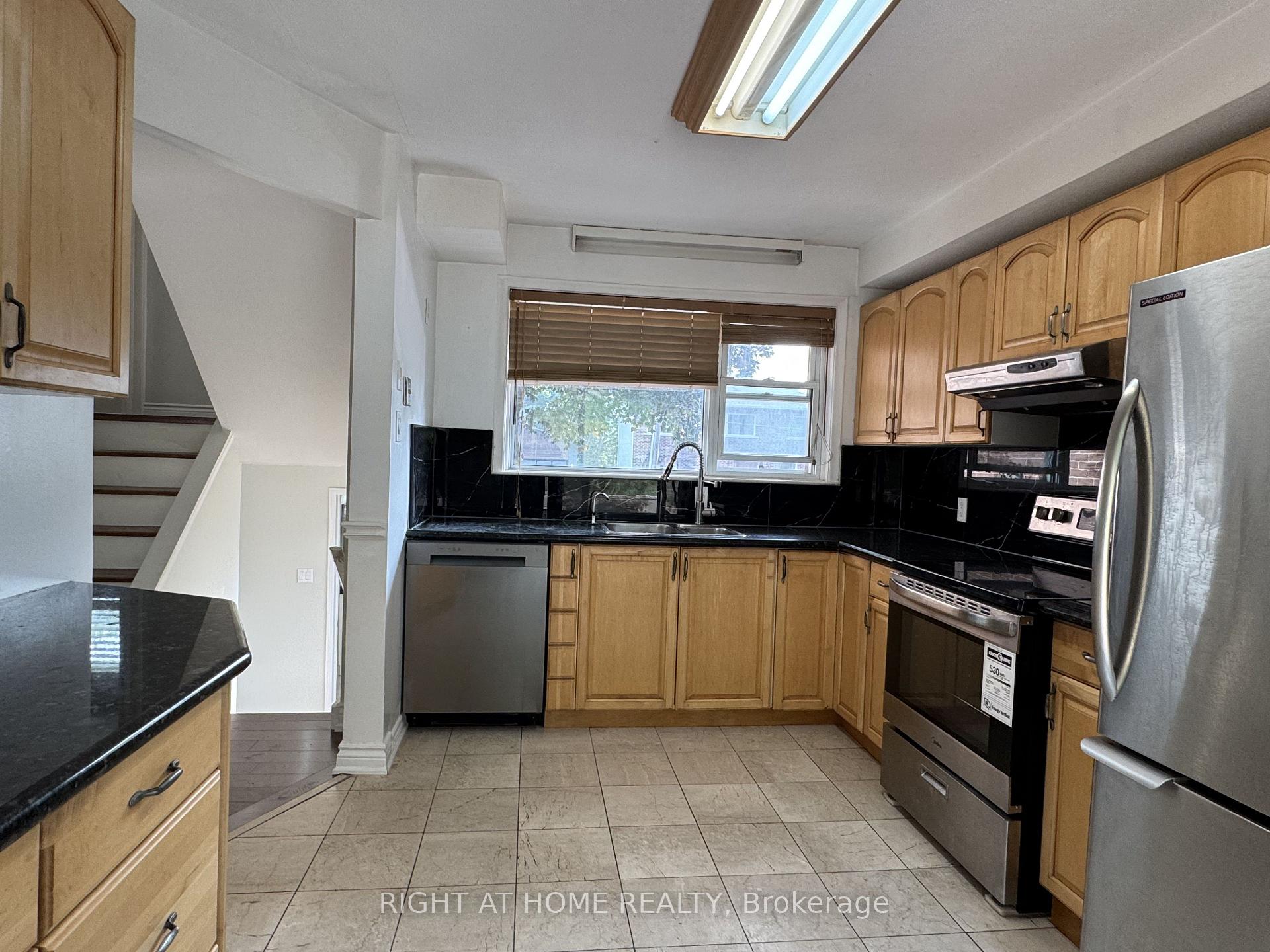 Photo 15 of 92 Vista Drive, Mississauga, Streetsville — HOMEH