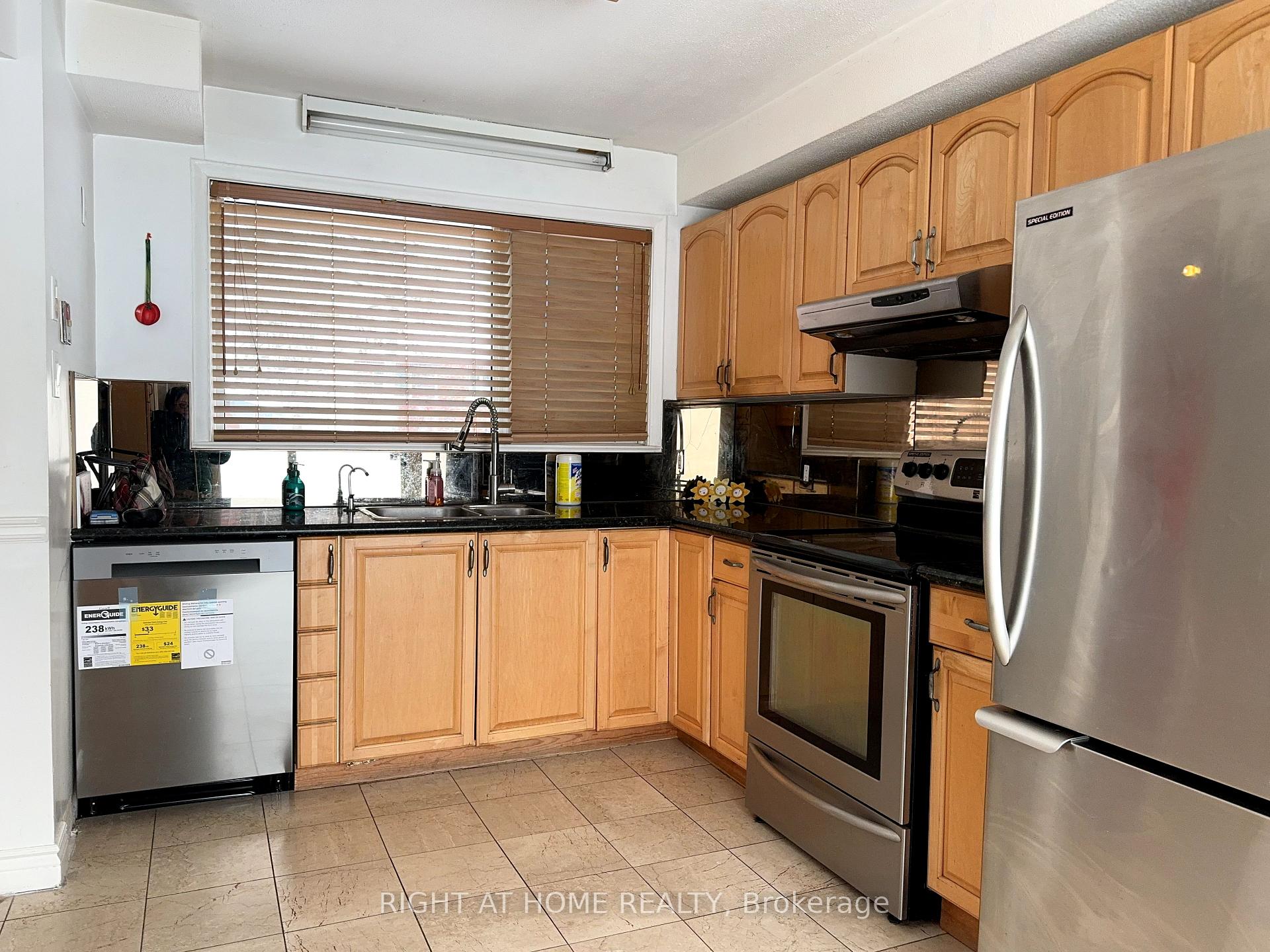Photo 16 of 92 Vista Drive, Mississauga, Streetsville — HOMEH