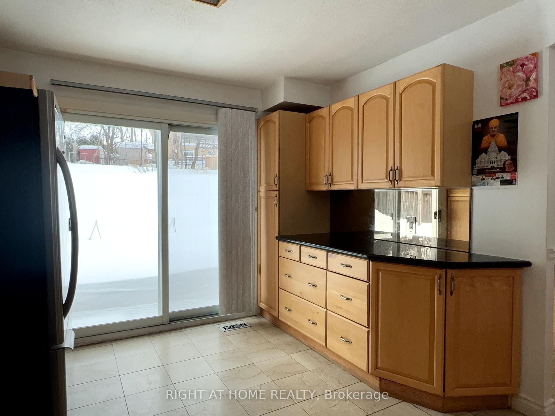 Photo 17 of 92 Vista Drive, Mississauga, Streetsville — HOMEH