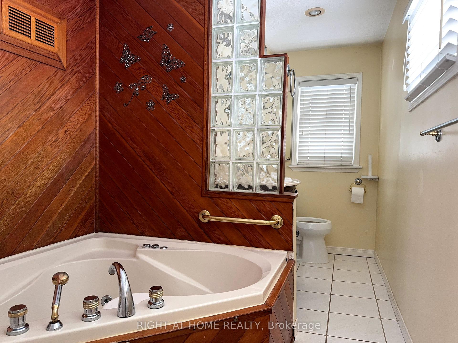 Photo 22 of 92 Vista Drive, Mississauga, Streetsville — HOMEH