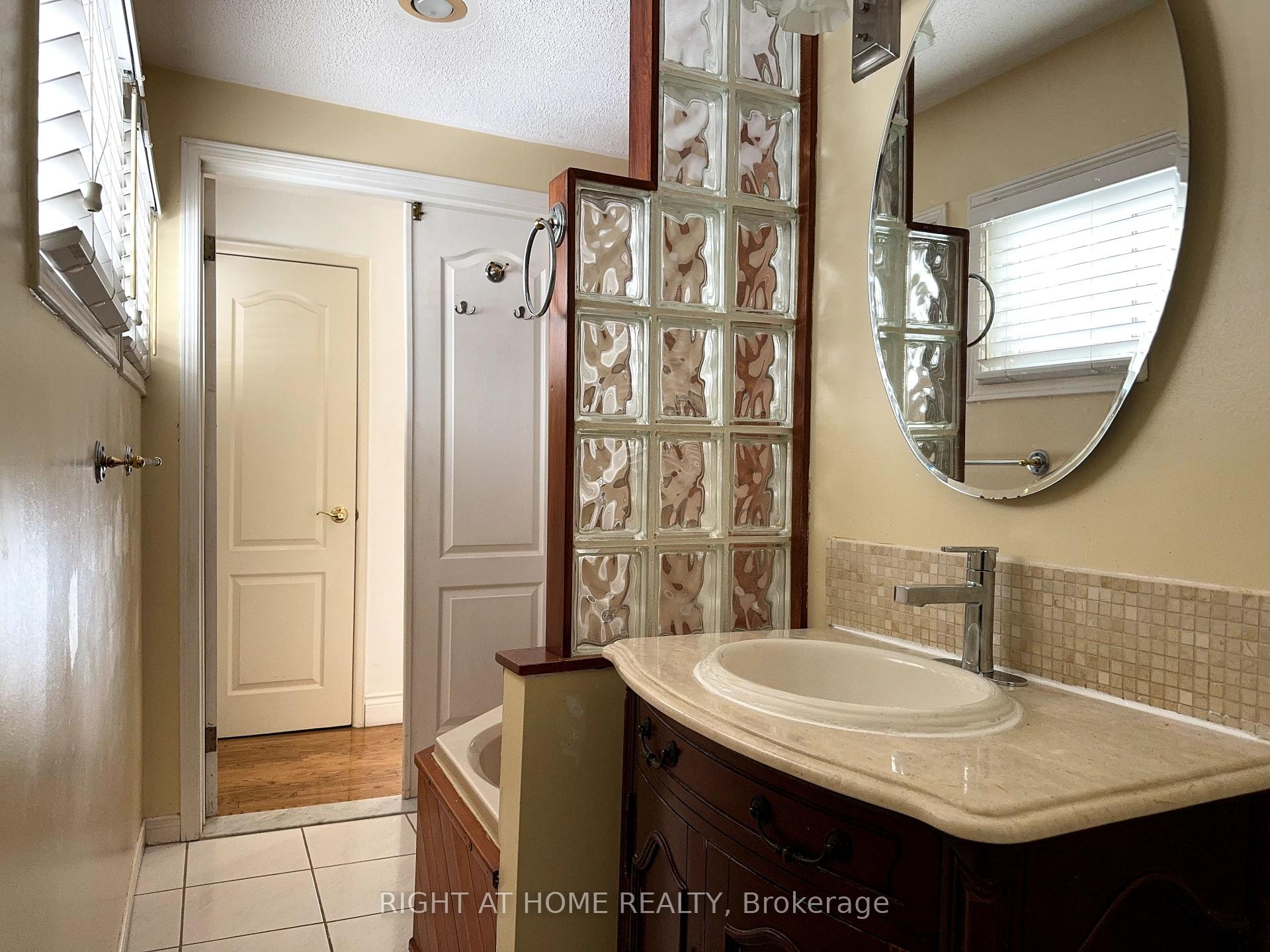 Photo 24 of 92 Vista Drive, Mississauga, Streetsville — HOMEH