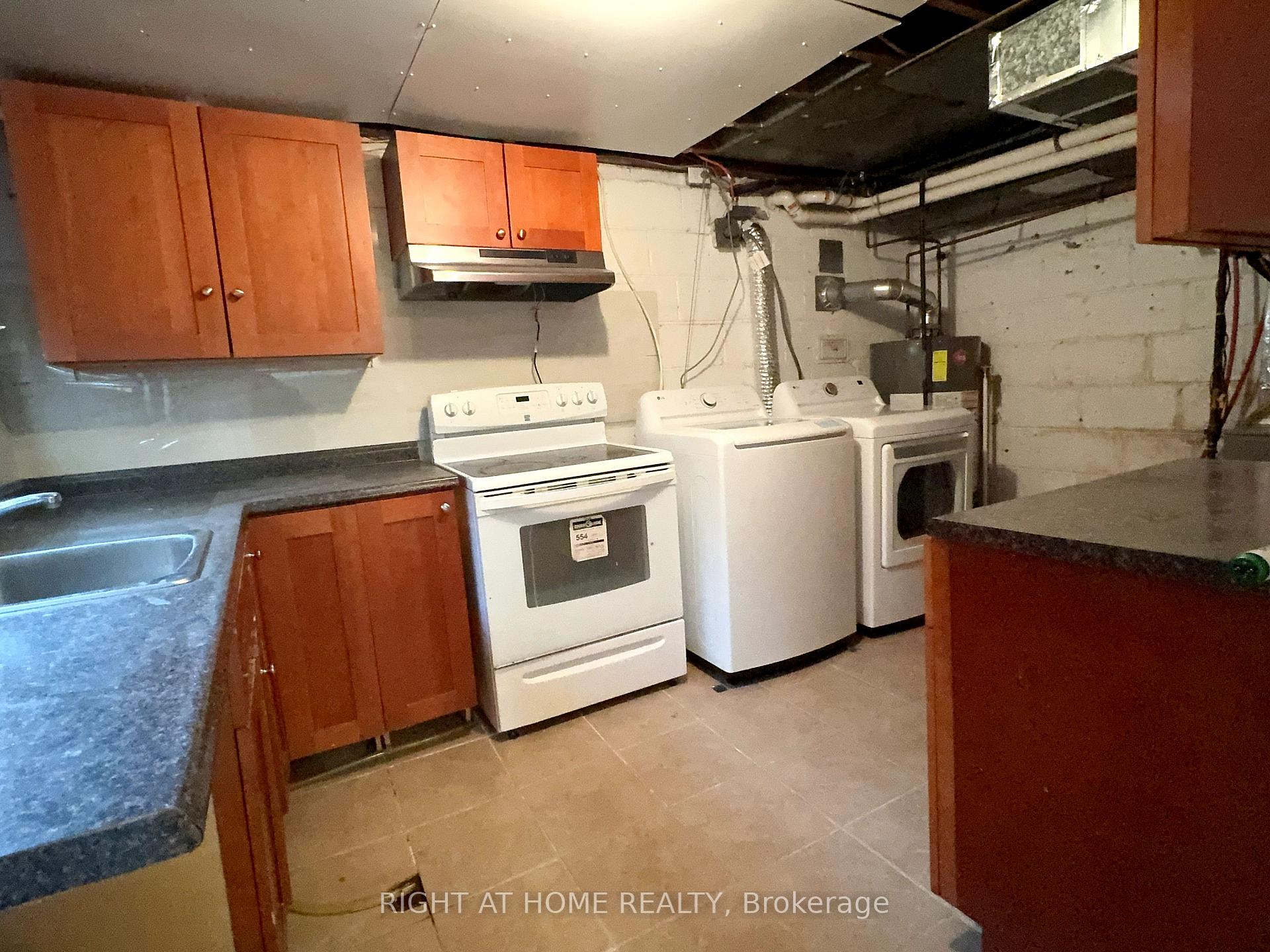 Photo 26 of 92 Vista Drive, Mississauga, Streetsville — HOMEH