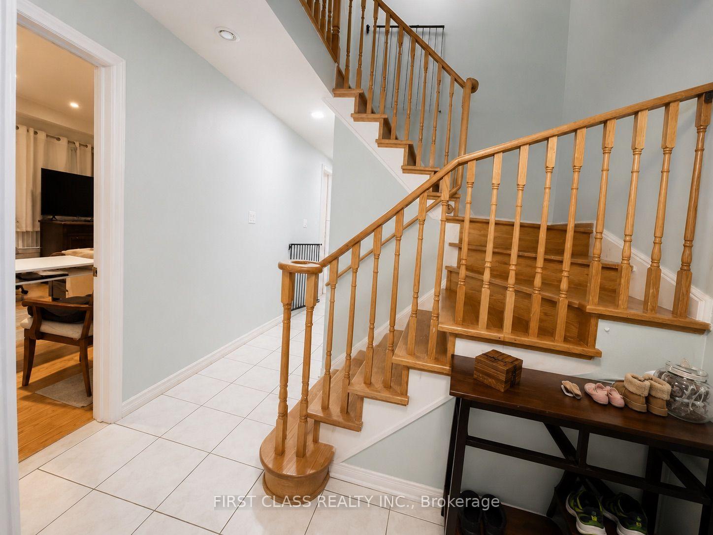 Photo 2 of Unit Upper, 18 Angela Court, Markham, Middlefield — HOMEH