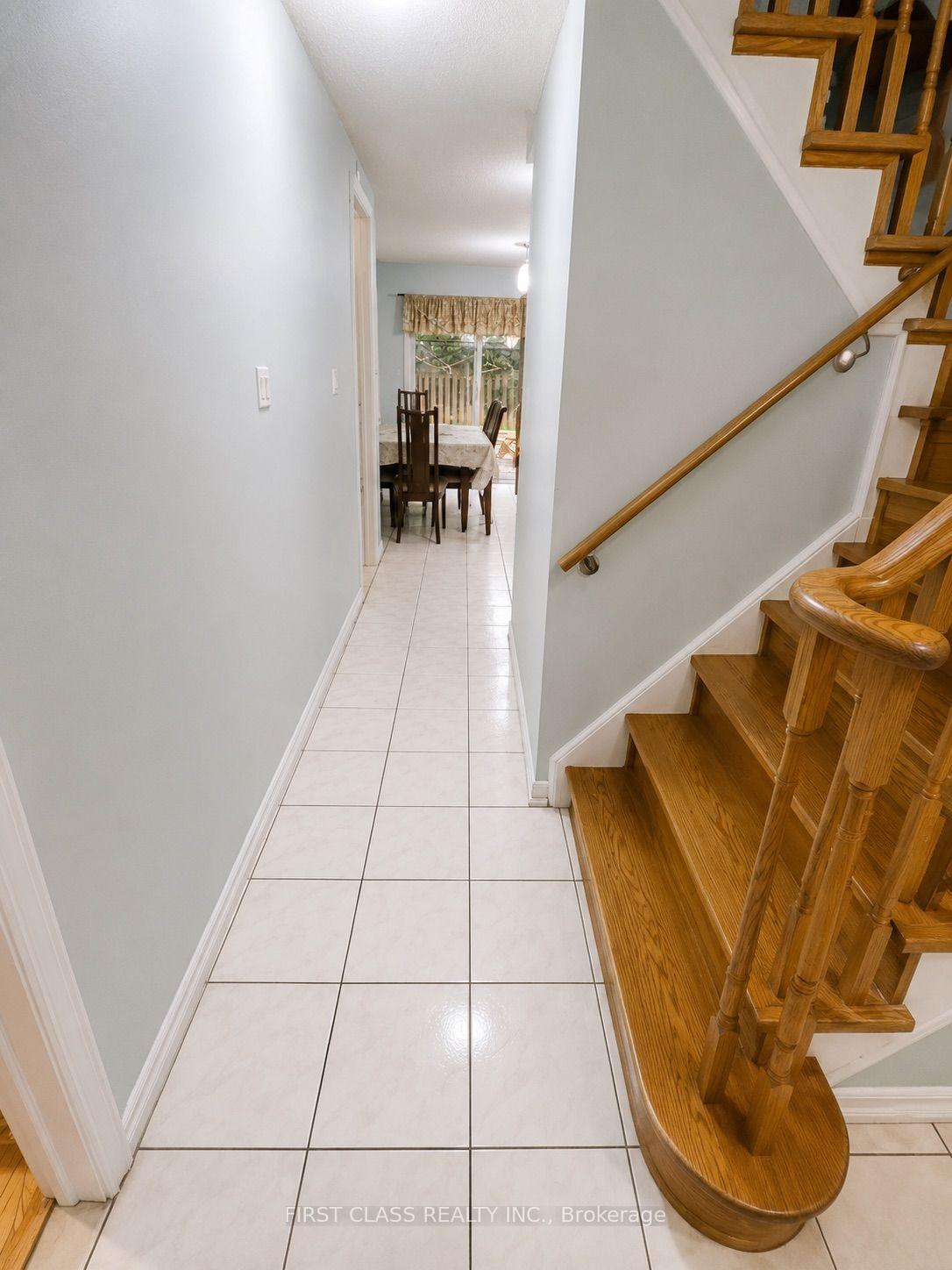 Photo 3 of Unit Upper, 18 Angela Court, Markham, Middlefield — HOMEH