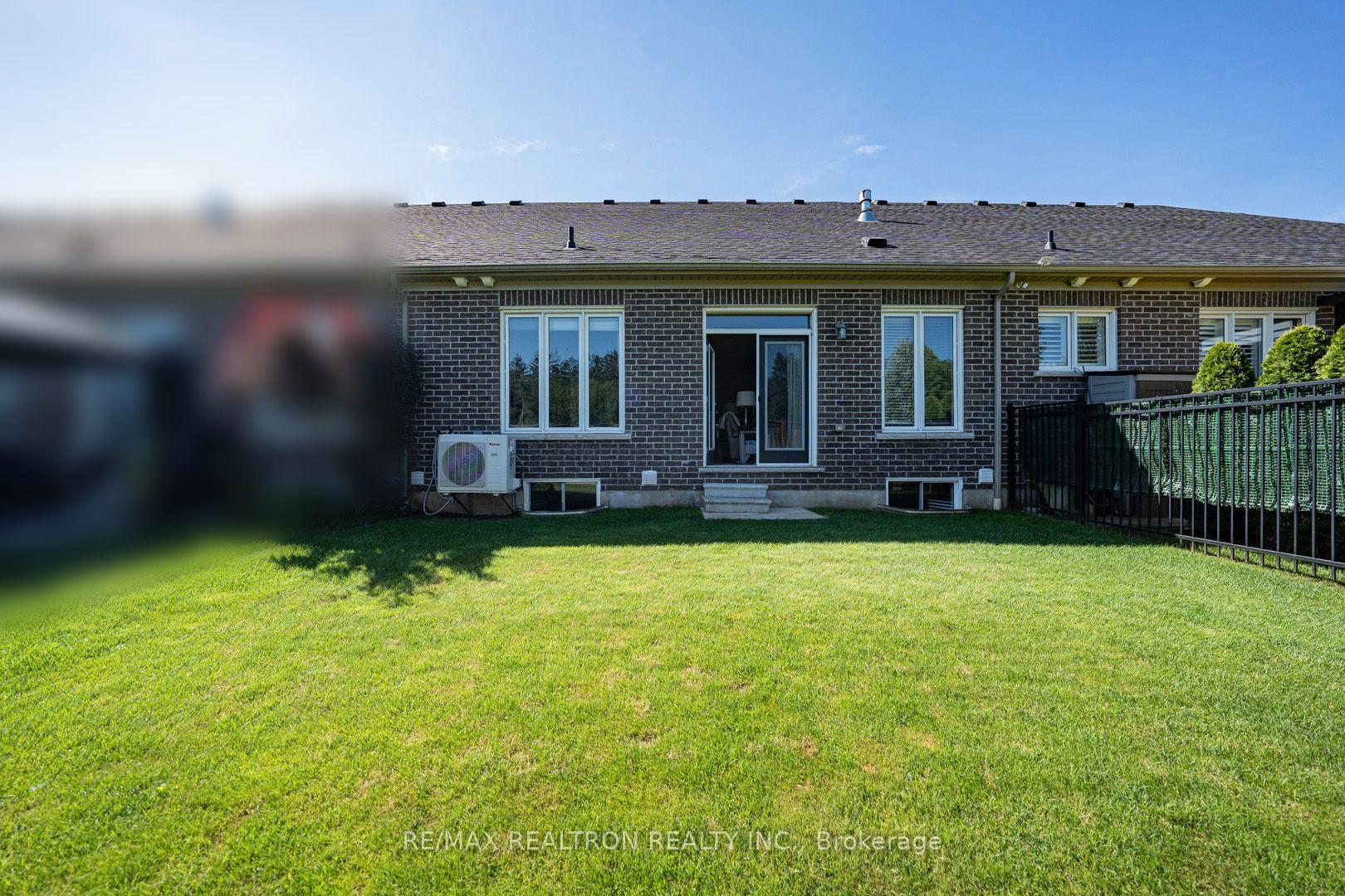 Photo 2 of 33 Washburn Path, Clarington, Courtice — HOMEH