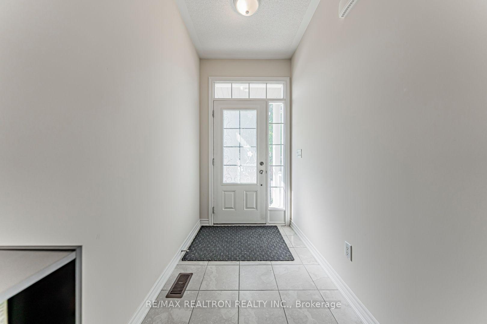 Photo 5 of 33 Washburn Path, Clarington, Courtice — HOMEH