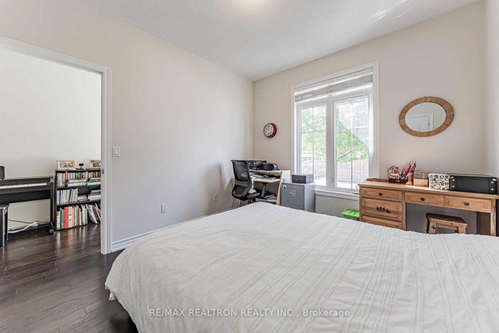 Photo 10 of 33 Washburn Path, Clarington, Courtice — HOMEH