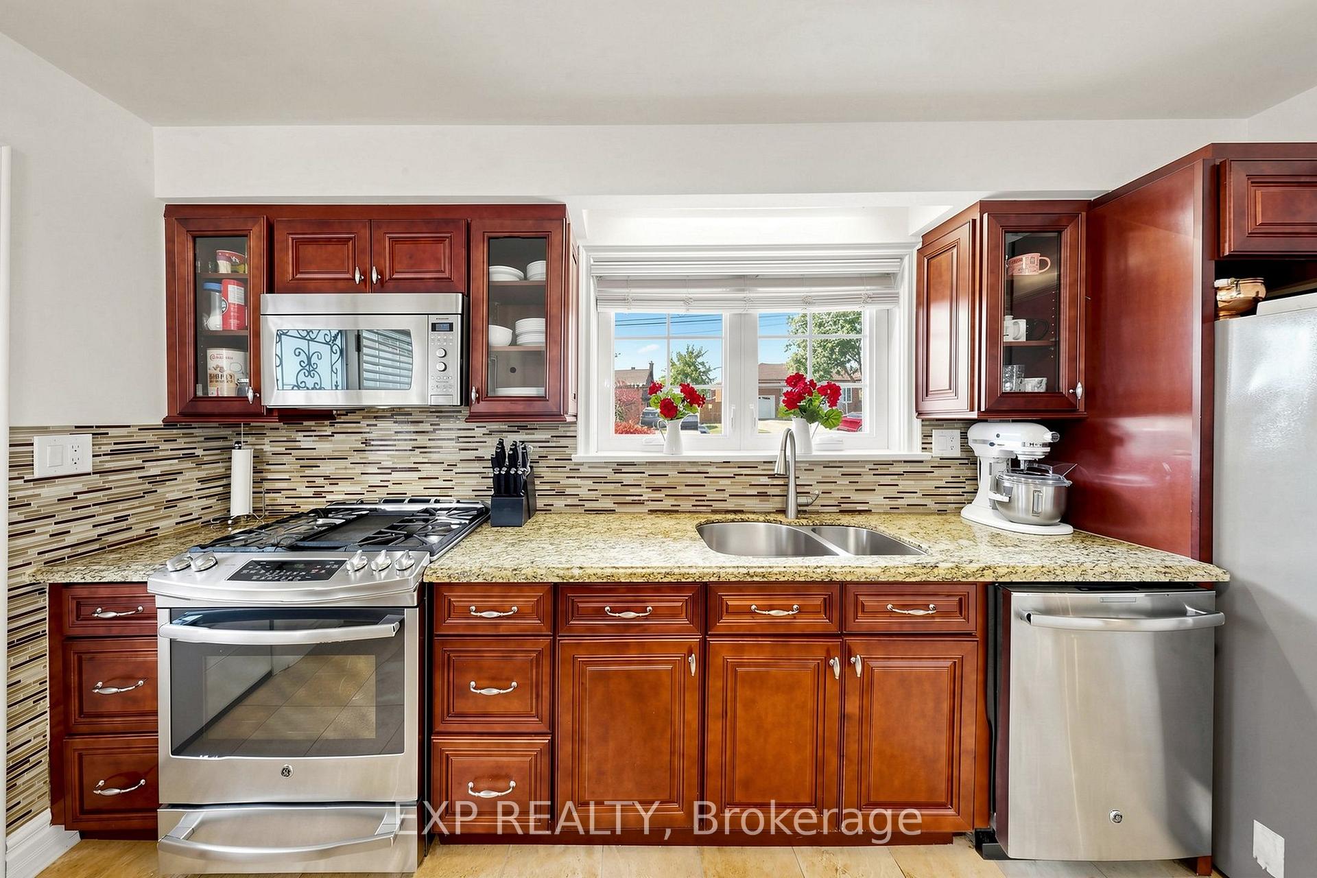 Photo 31 of 77 Letchworth Crescent, North York, Downsview-Roding-CFB — HOMEH
