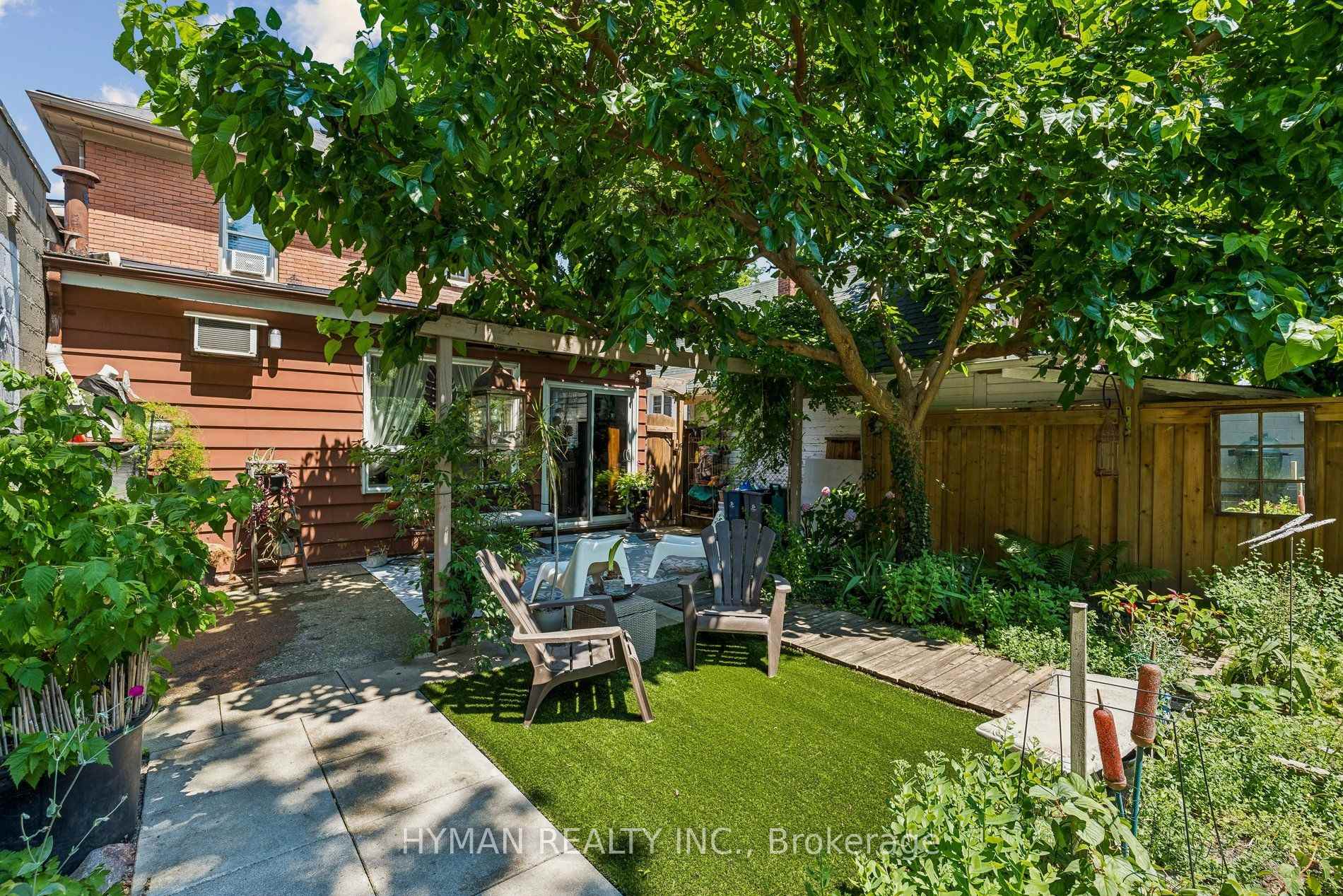 Photo 36 of 240 - 242 Russell Avenue, St. Catharines, Downtown — HOMEH