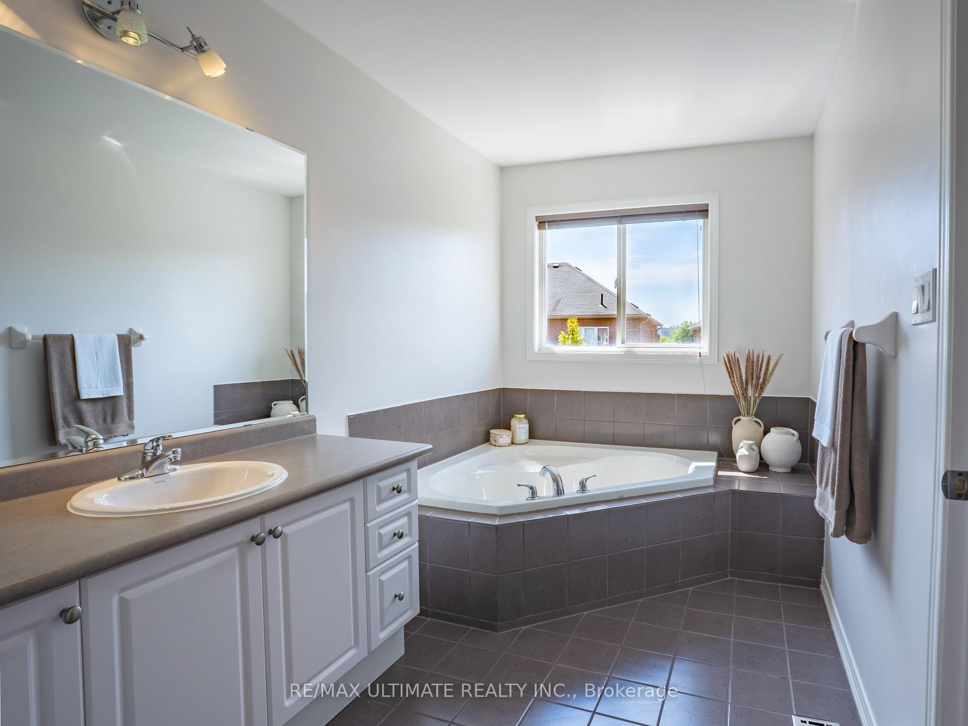 Photo 19 of 43 Shelbourne Drive, Vaughan, Vellore Village — HOMEH